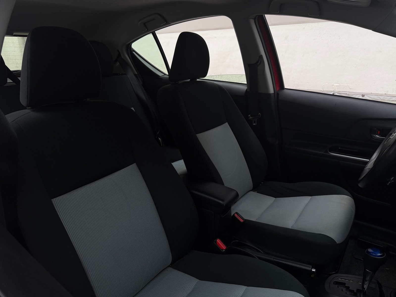 Thumbnail: 2015 Toyota Prius c - 2