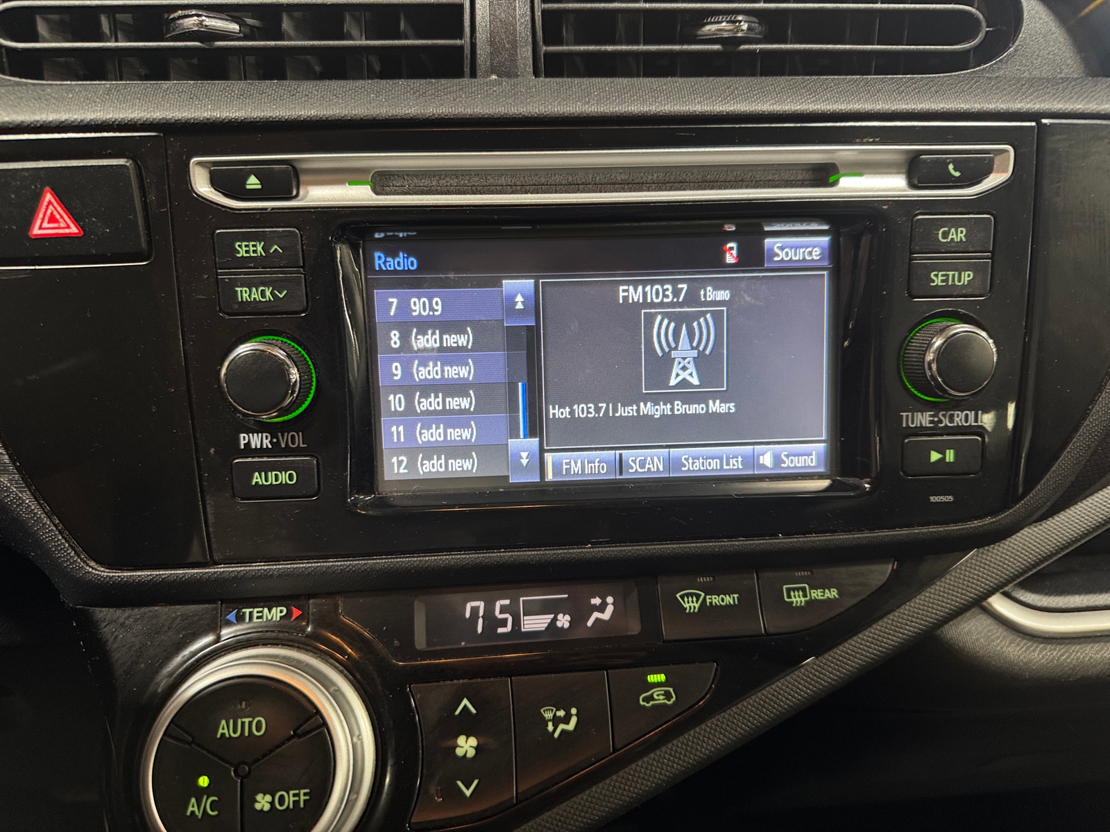 Thumbnail: 2015 Toyota Prius c - 4