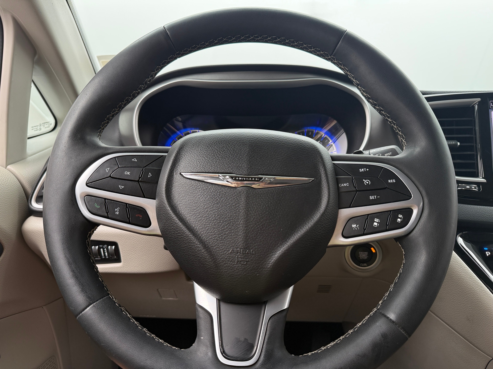 Thumbnail: 2023 Chrysler Pacifica - 4