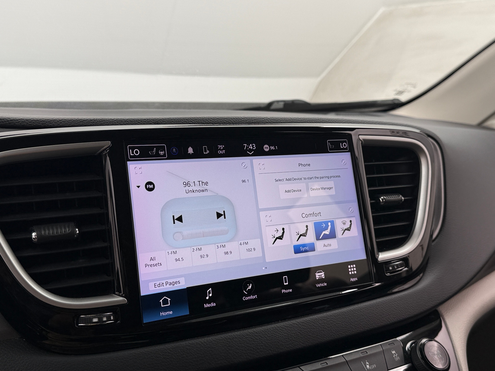Thumbnail: 2023 Chrysler Pacifica - 3