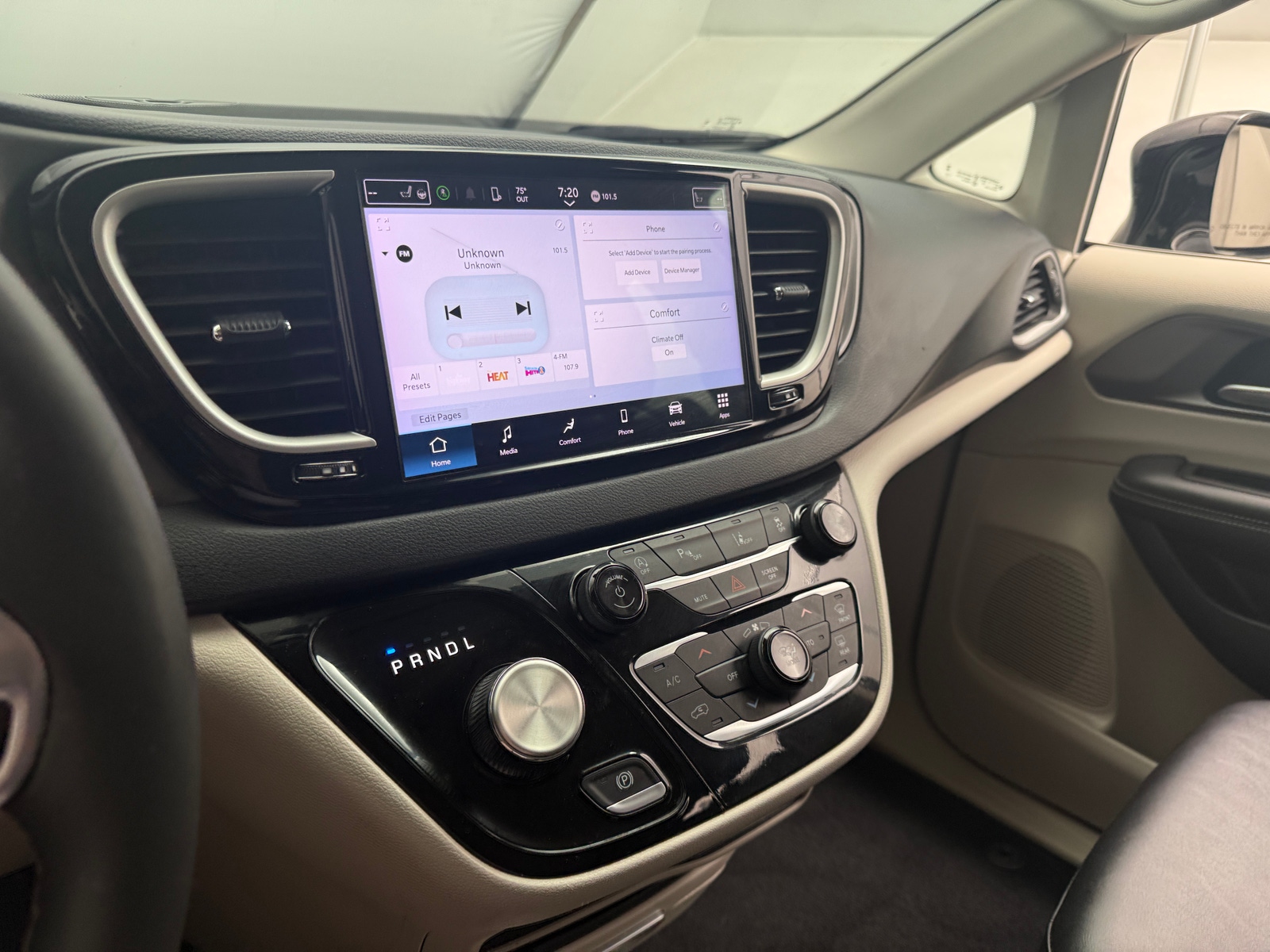 Thumbnail: 2024 Chrysler Pacifica - 3