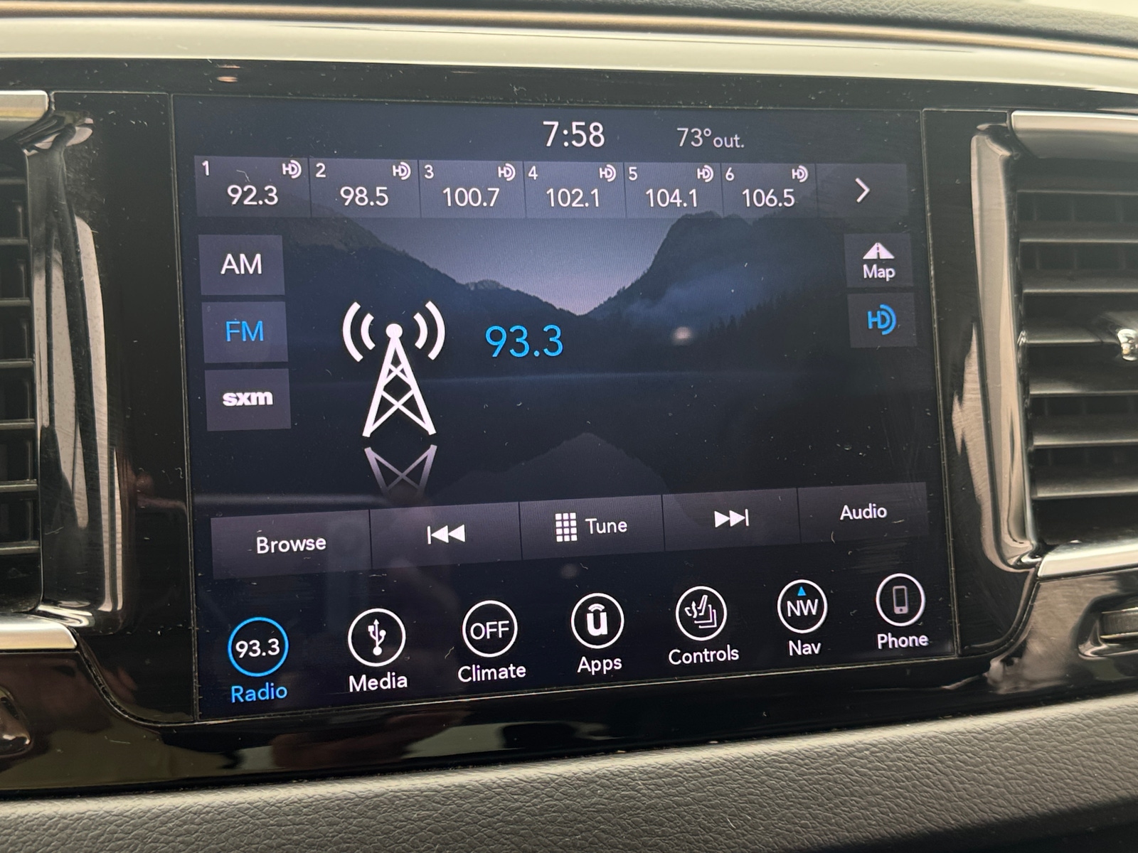 Thumbnail: 2018 Chrysler Pacifica - 3
