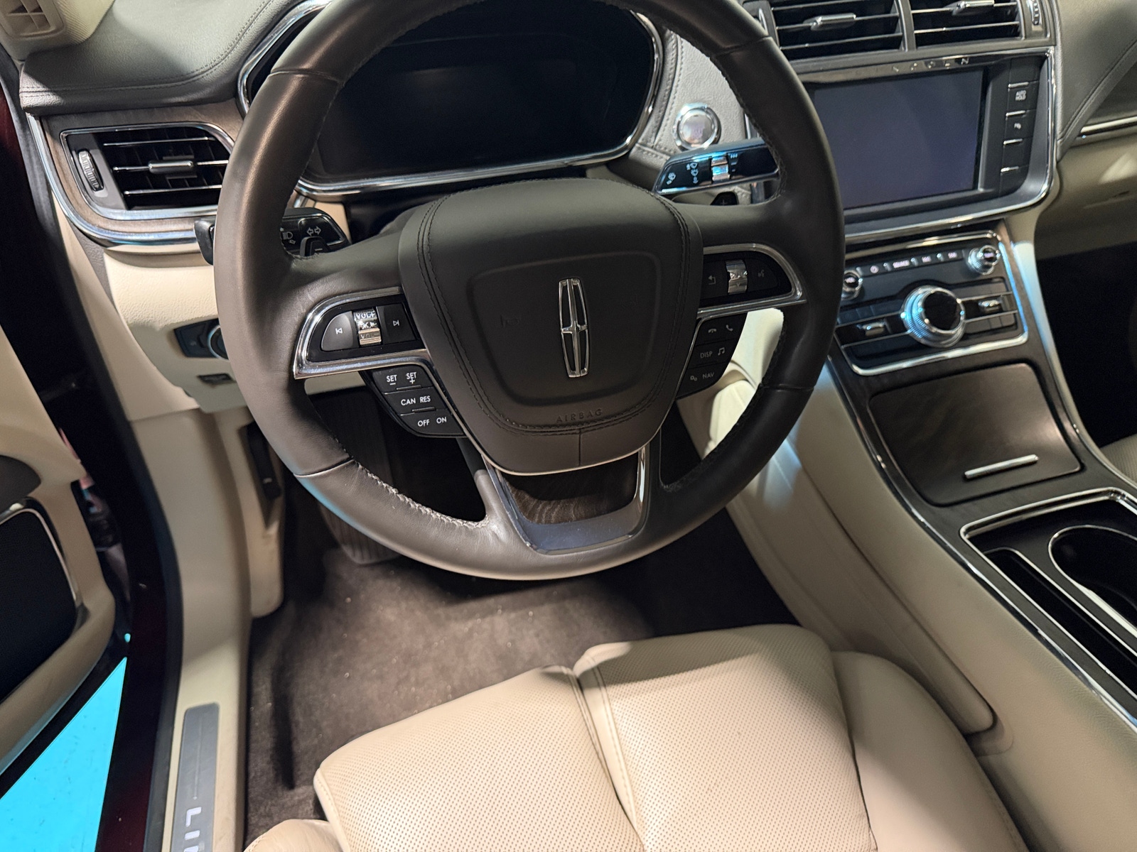 Thumbnail: 2018 Lincoln Continental - 4