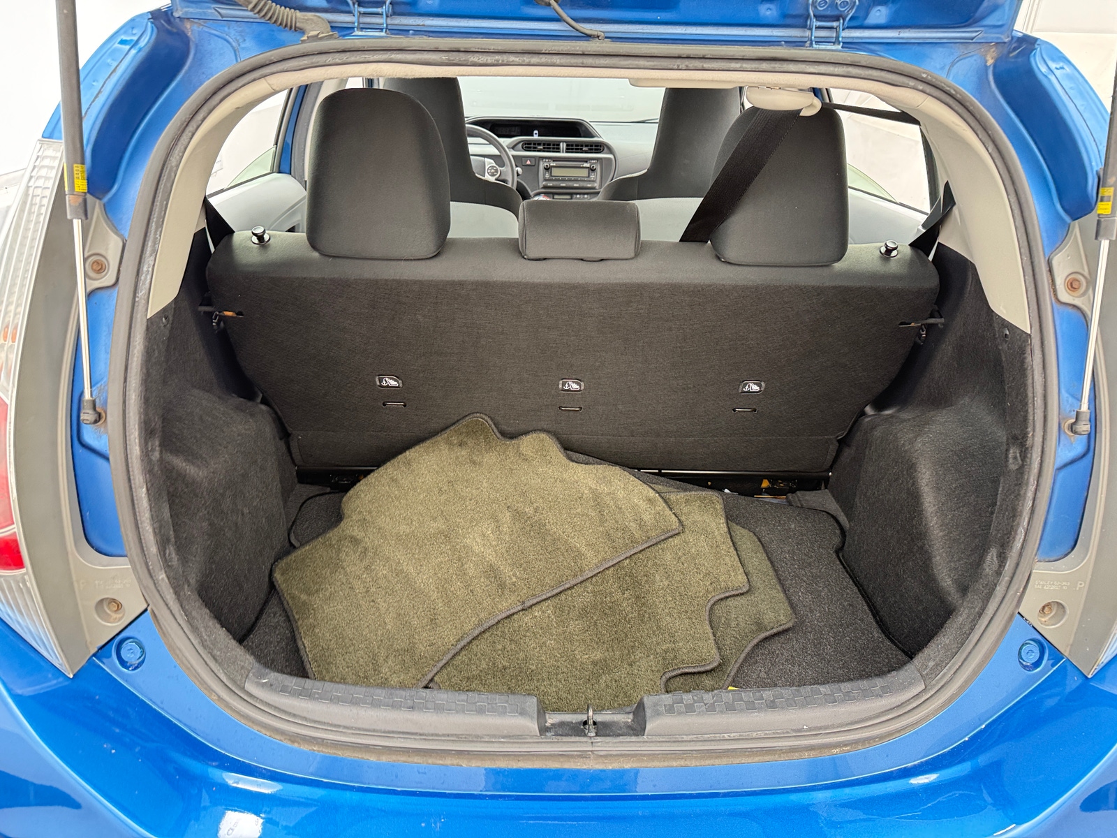 Thumbnail: 2013 Toyota Prius c - 7