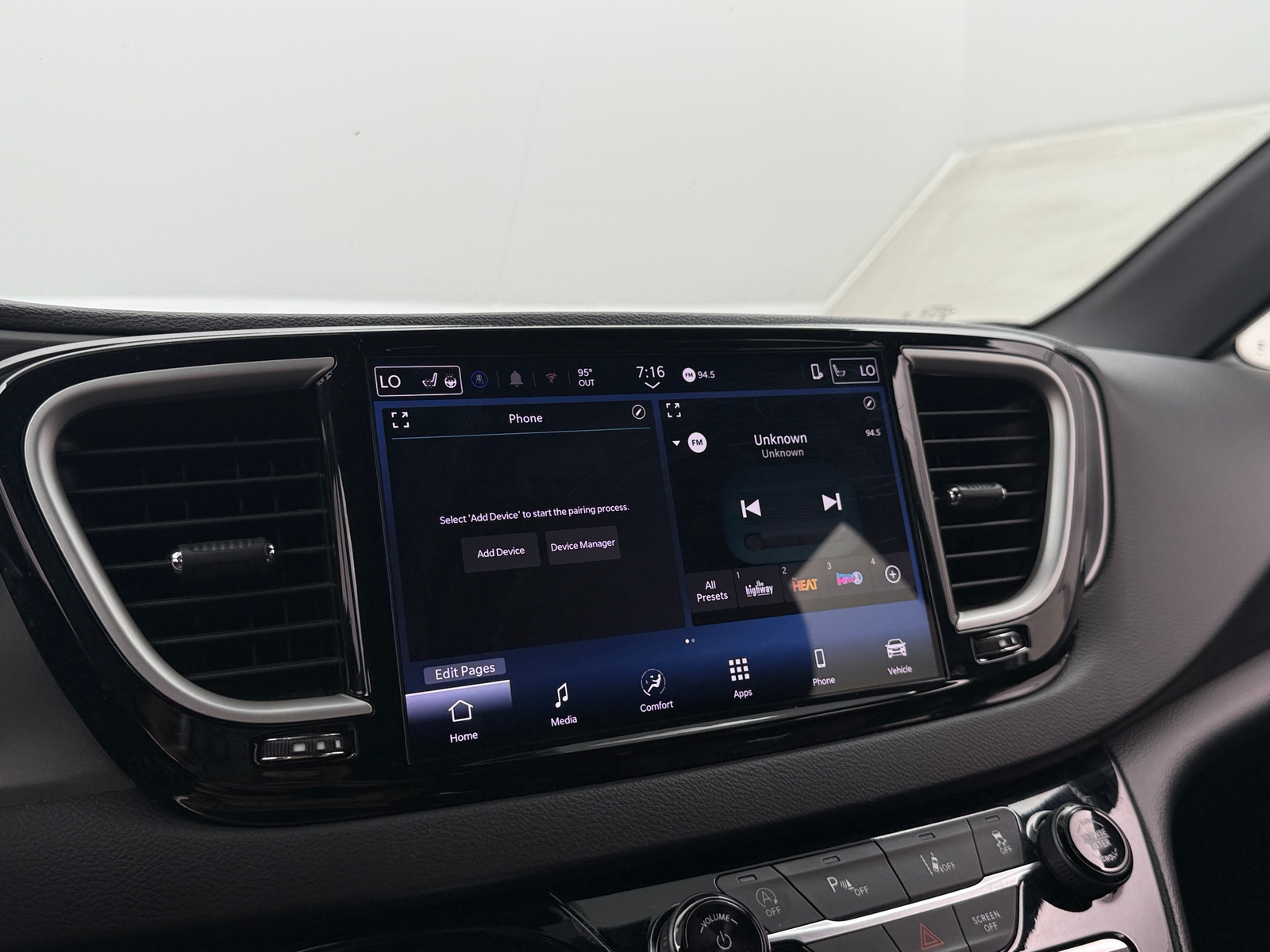 Thumbnail: 2025 Chrysler Pacifica - 3
