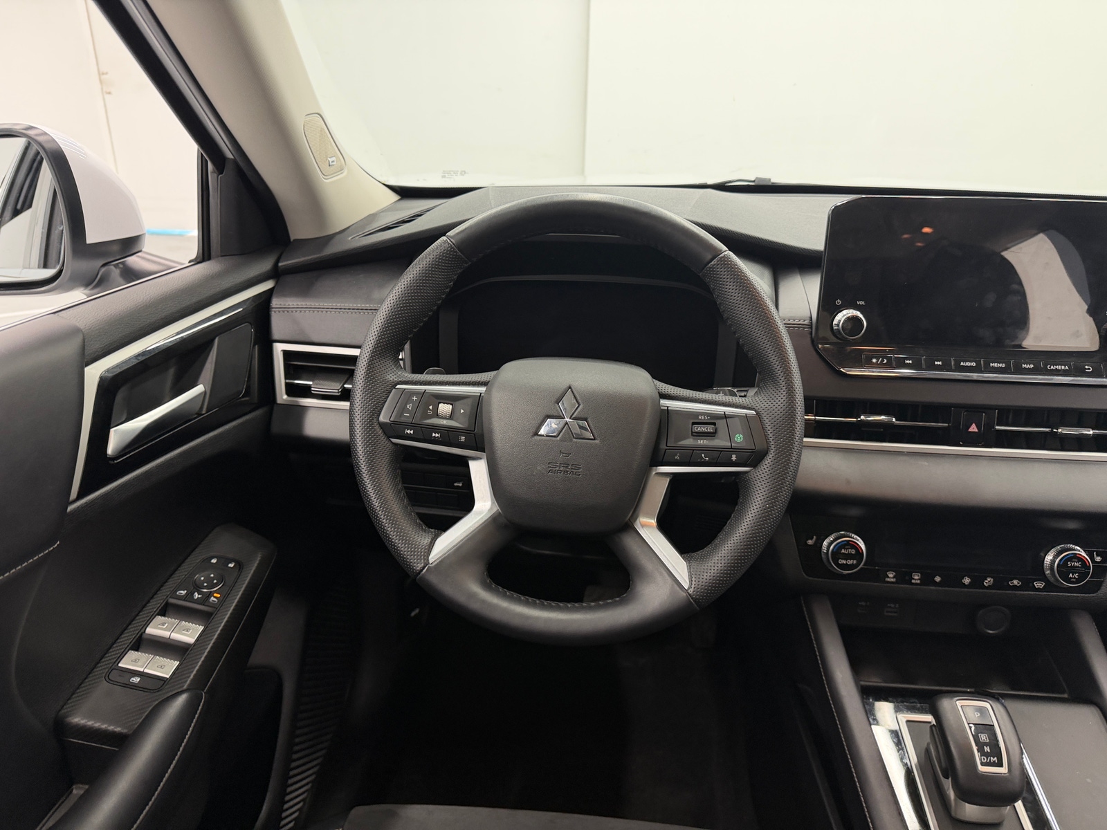 Thumbnail: 2023 Mitsubishi Outlander - 4