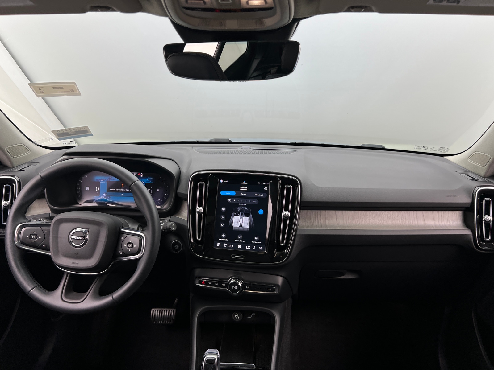 Thumbnail: 2023 Volvo XC40 - 2