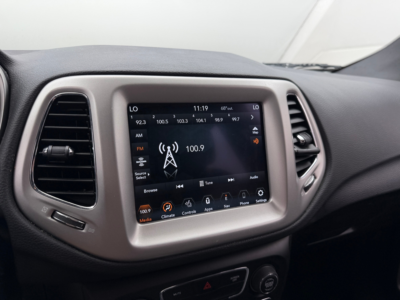 Thumbnail: 2021 Jeep Compass - 3