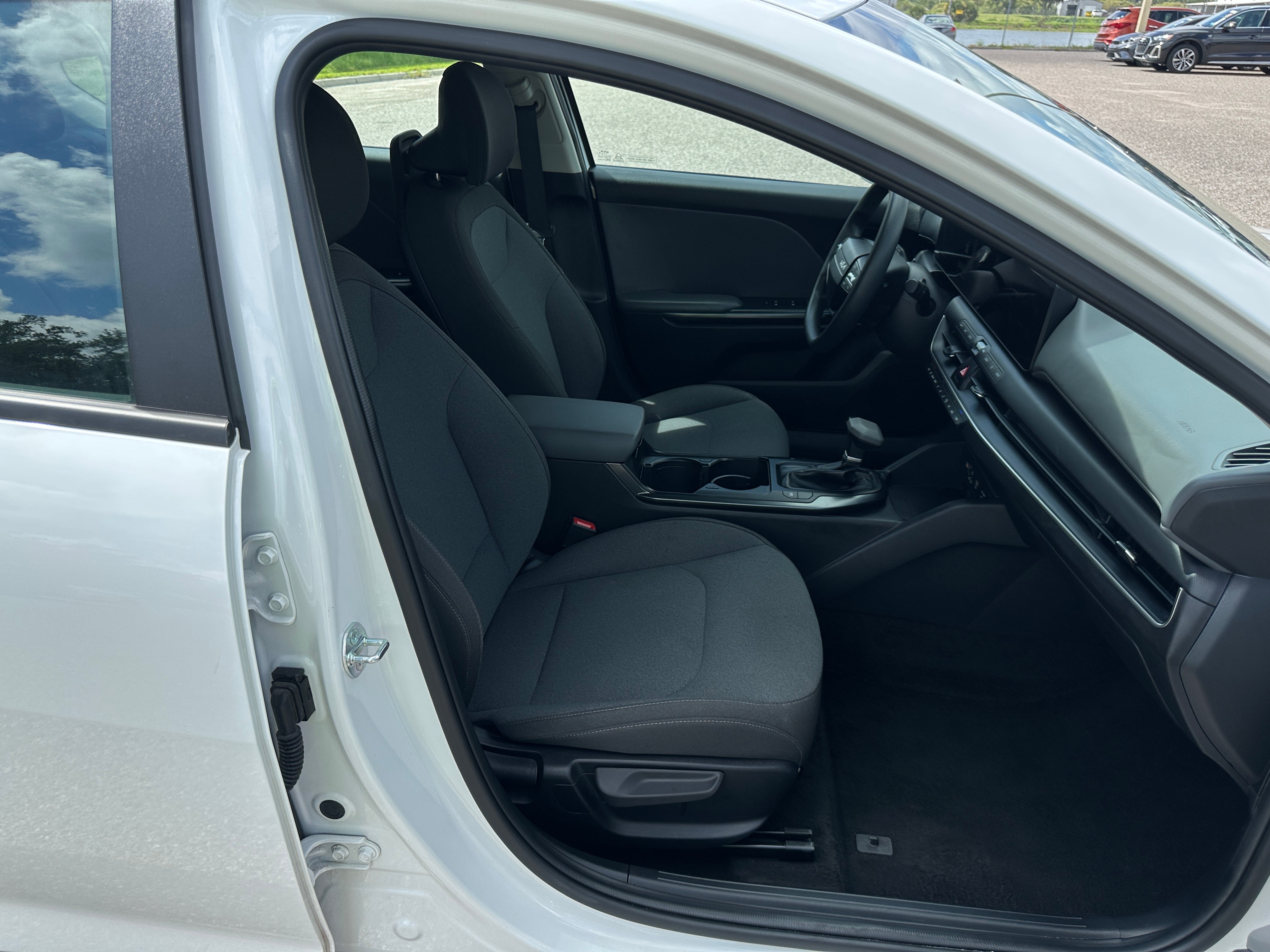 2025 Kia K4 LXS - Photo 2