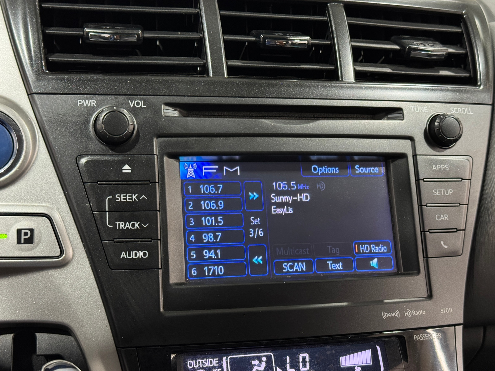 Thumbnail: 2014 Toyota Prius v - 4