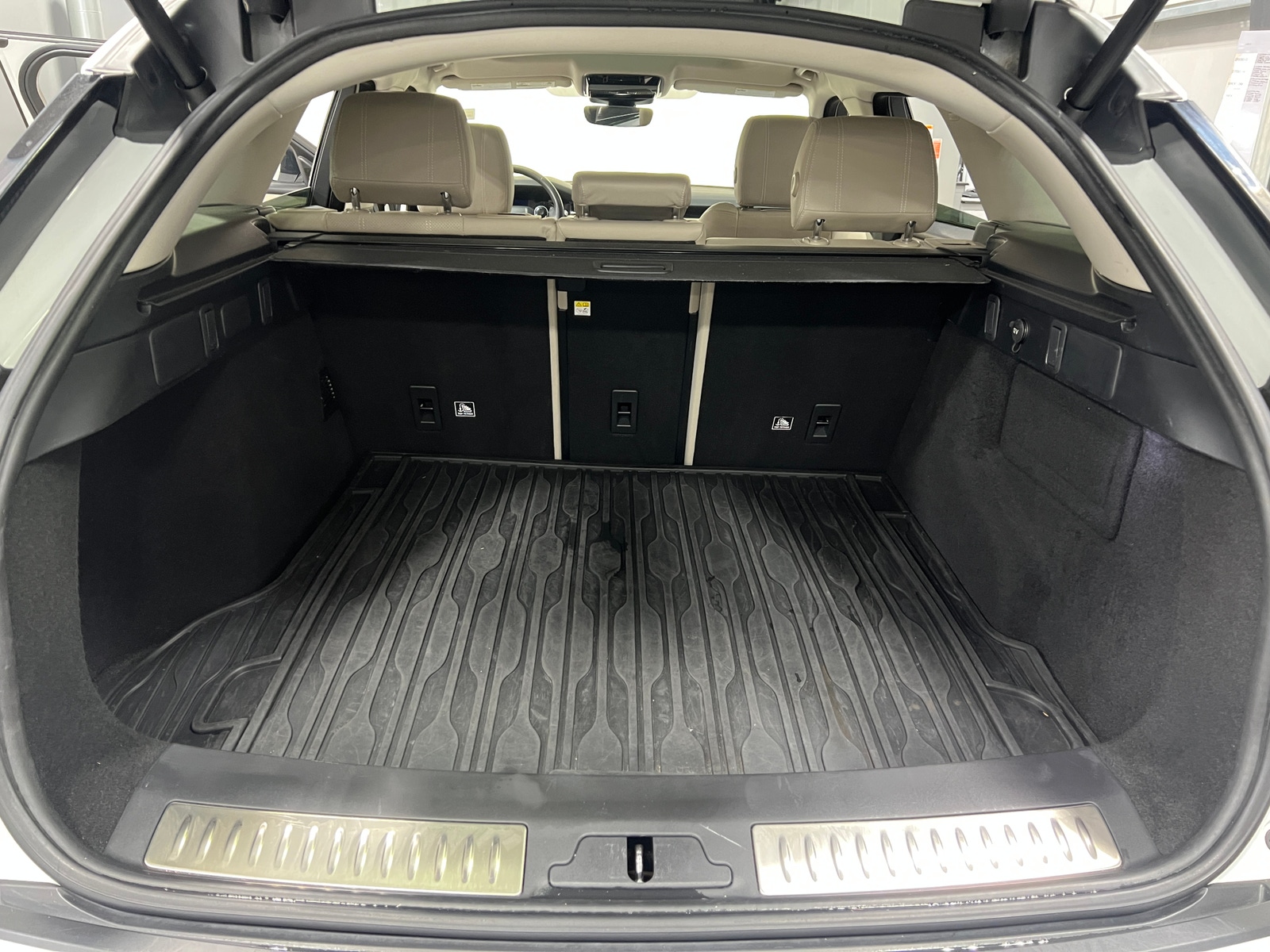 Thumbnail: 2018 Land Rover Range Rover Velar - 6