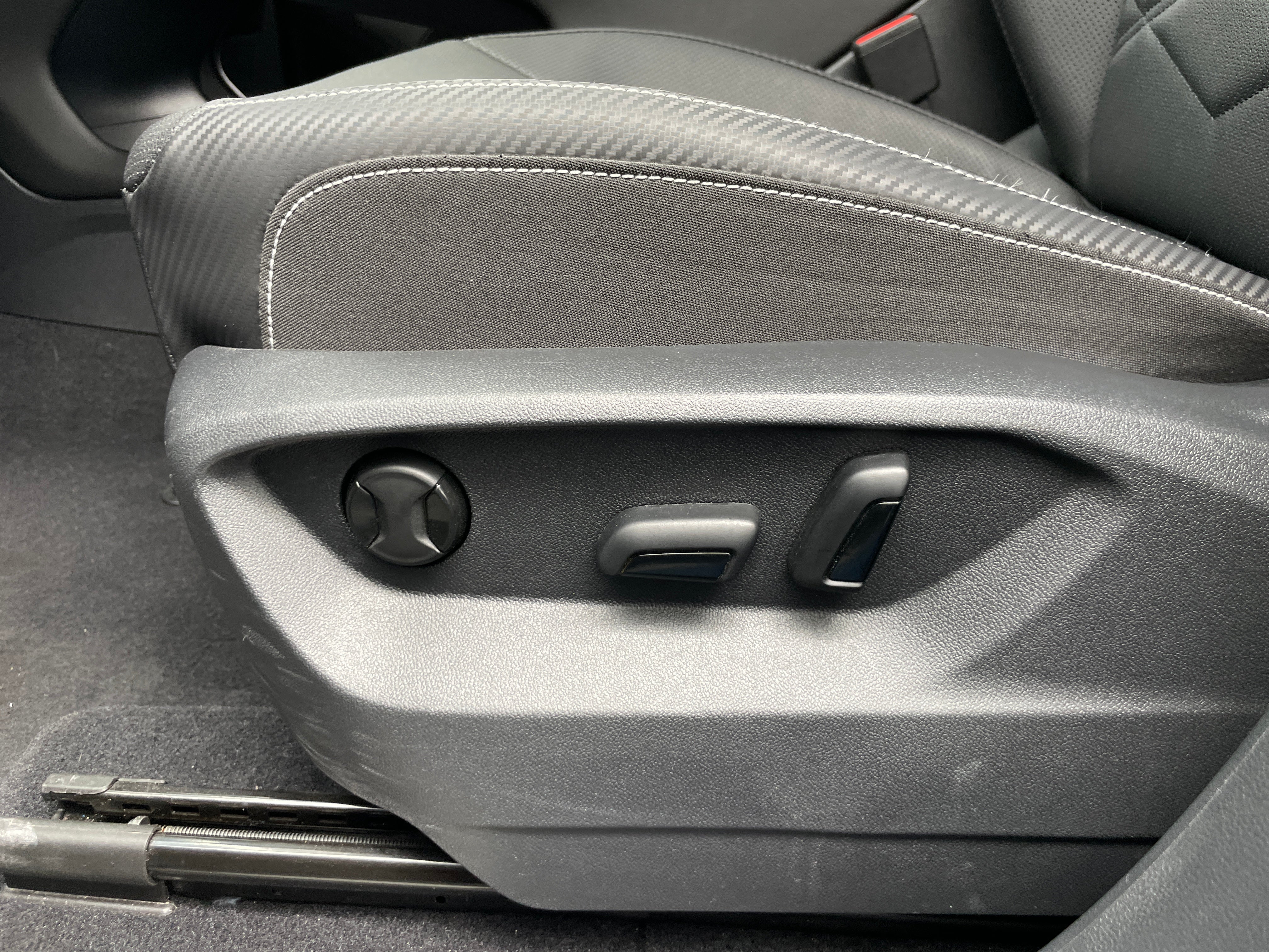 2026 Volkswagen Atlas Cross Sport SE w/Tech - Photo 6