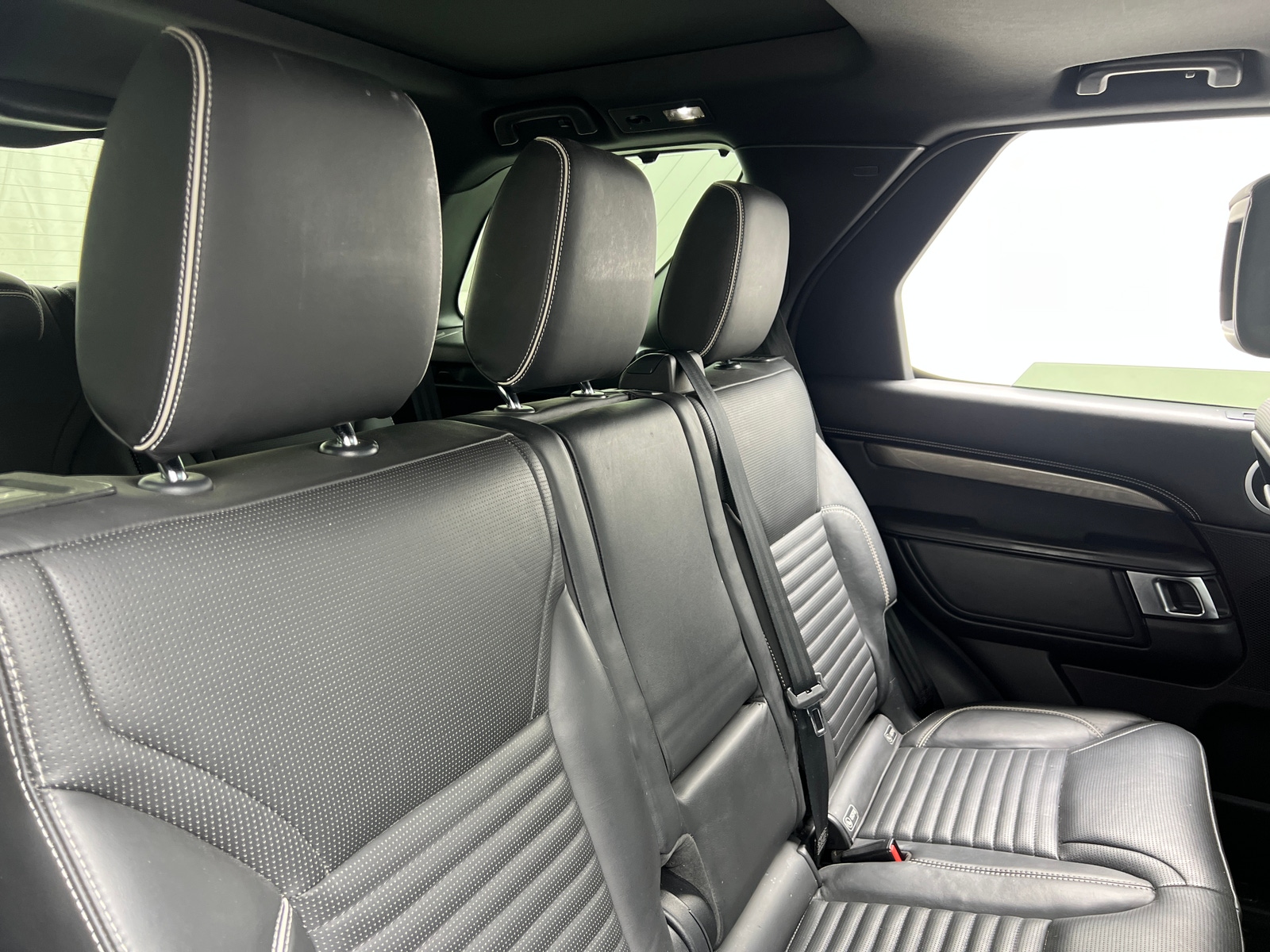 Thumbnail: 2017 Land Rover Discovery - 5