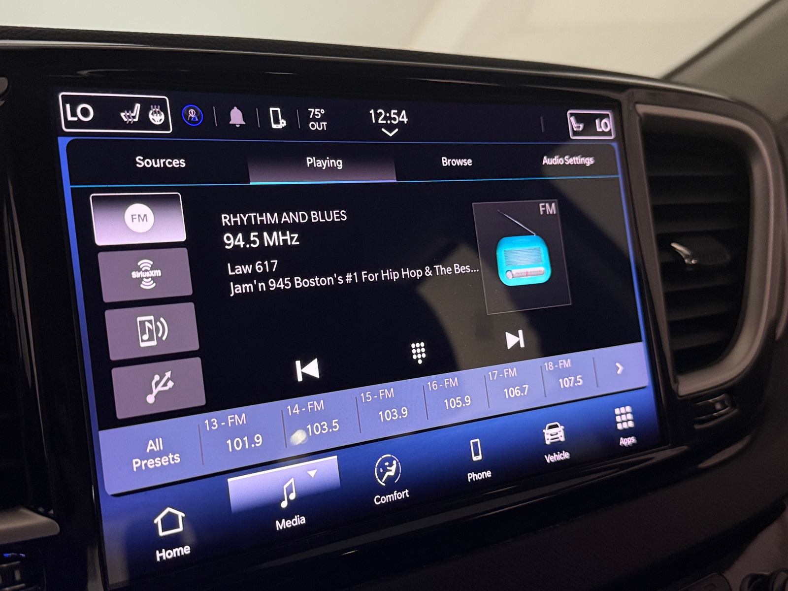 Thumbnail: 2024 Chrysler Pacifica - 3