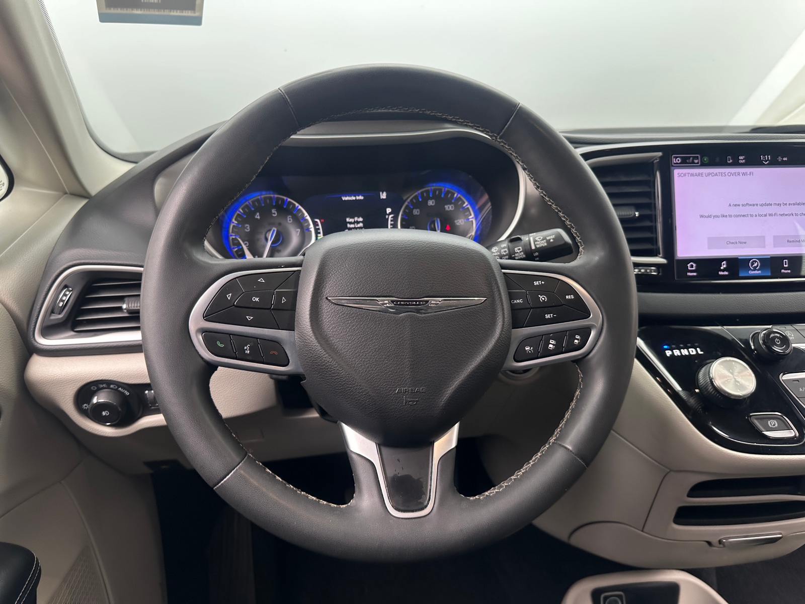 Thumbnail: 2023 Chrysler Pacifica - 4