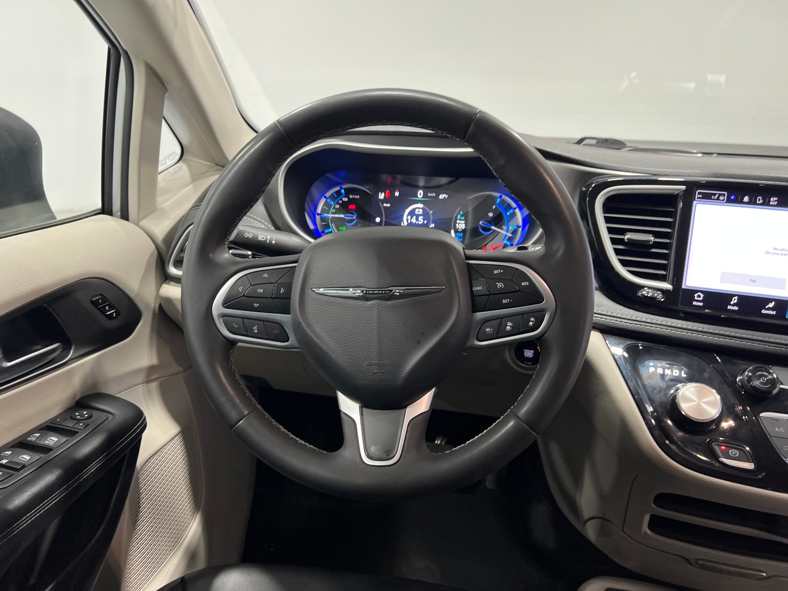 Thumbnail: 2023 Chrysler Pacifica - 4