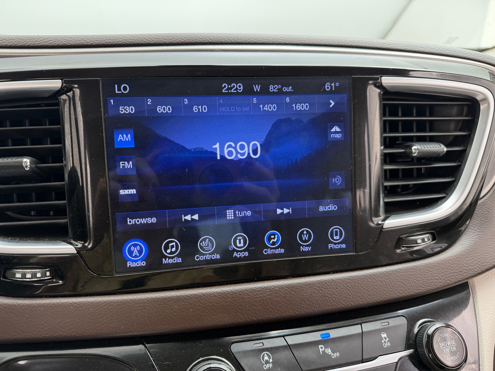 Thumbnail: 2017 Chrysler Pacifica - 3