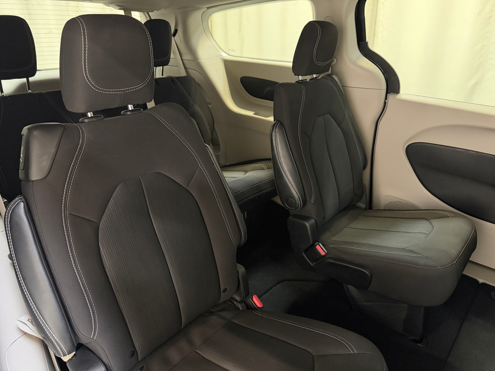Thumbnail: 2023 Chrysler Voyager - 6