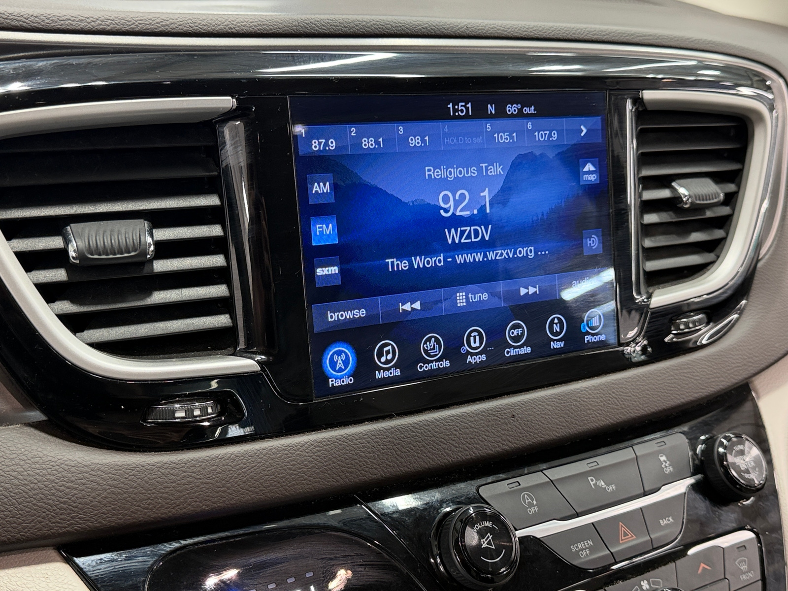 Thumbnail: 2017 Chrysler Pacifica - 3