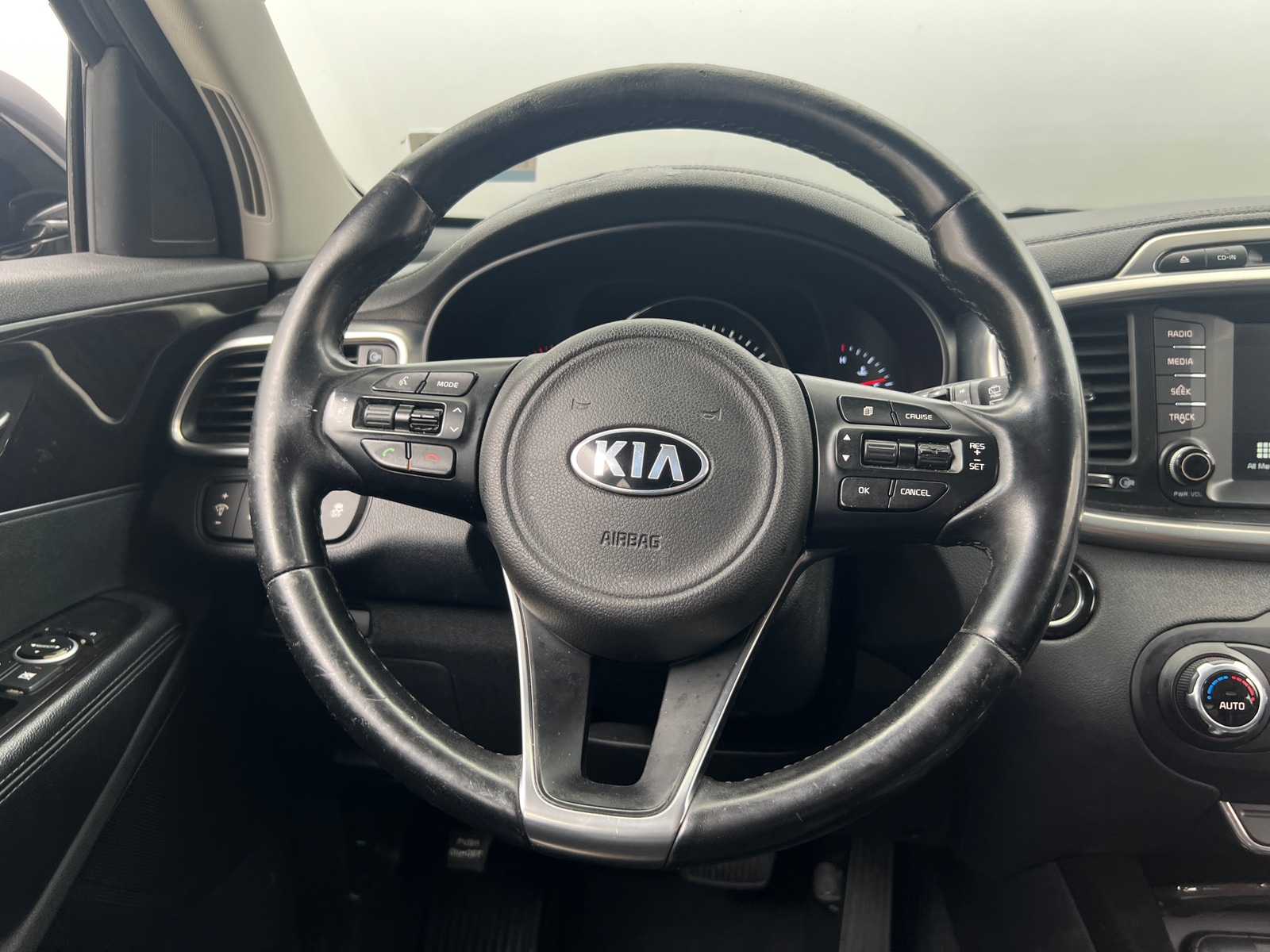 Thumbnail: 2017 Kia Sorento - 4
