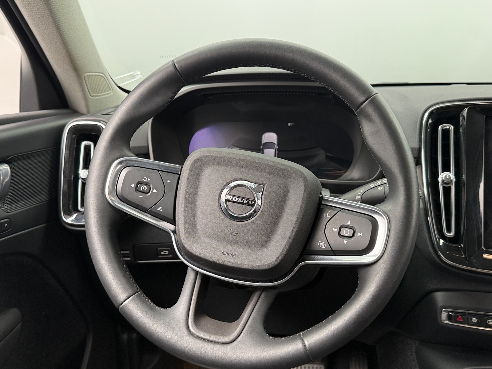 Thumbnail: 2023 Volvo XC40 - 4