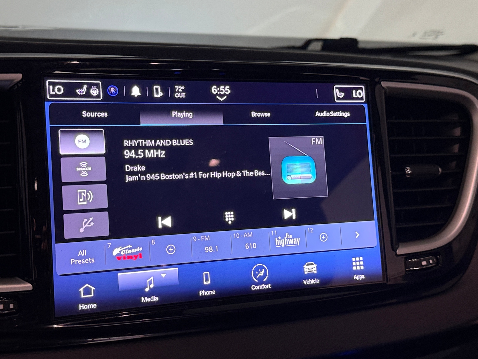 Thumbnail: 2023 Chrysler Pacifica - 3