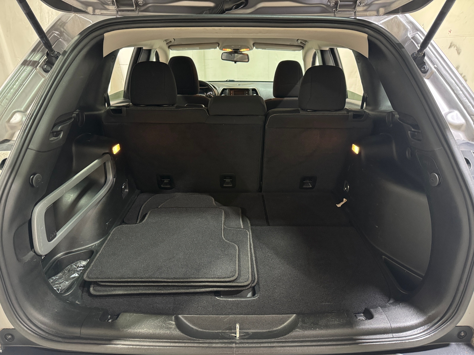 Thumbnail: 2018 Jeep Cherokee - 7