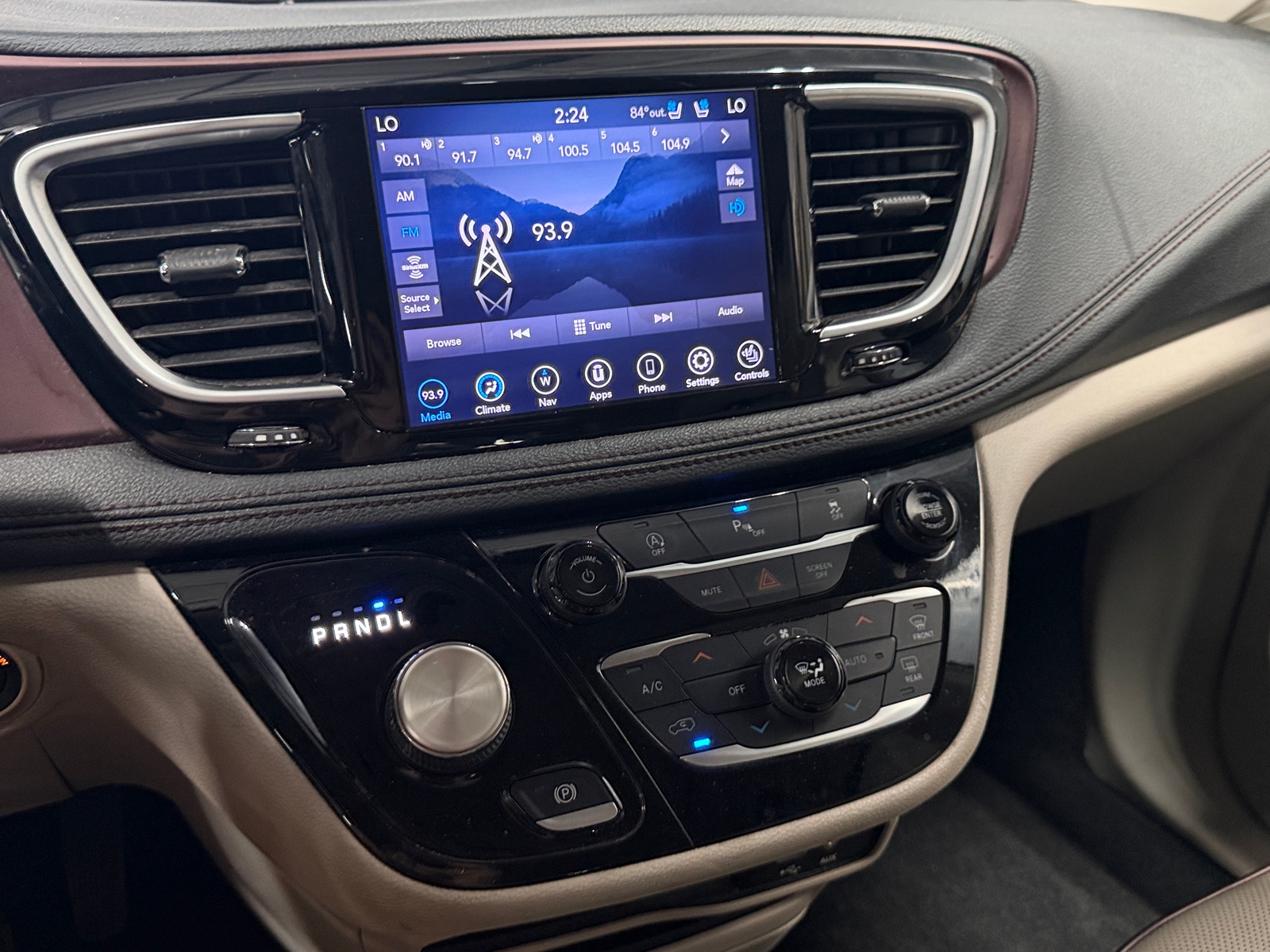 Thumbnail: 2020 Chrysler Pacifica - 3