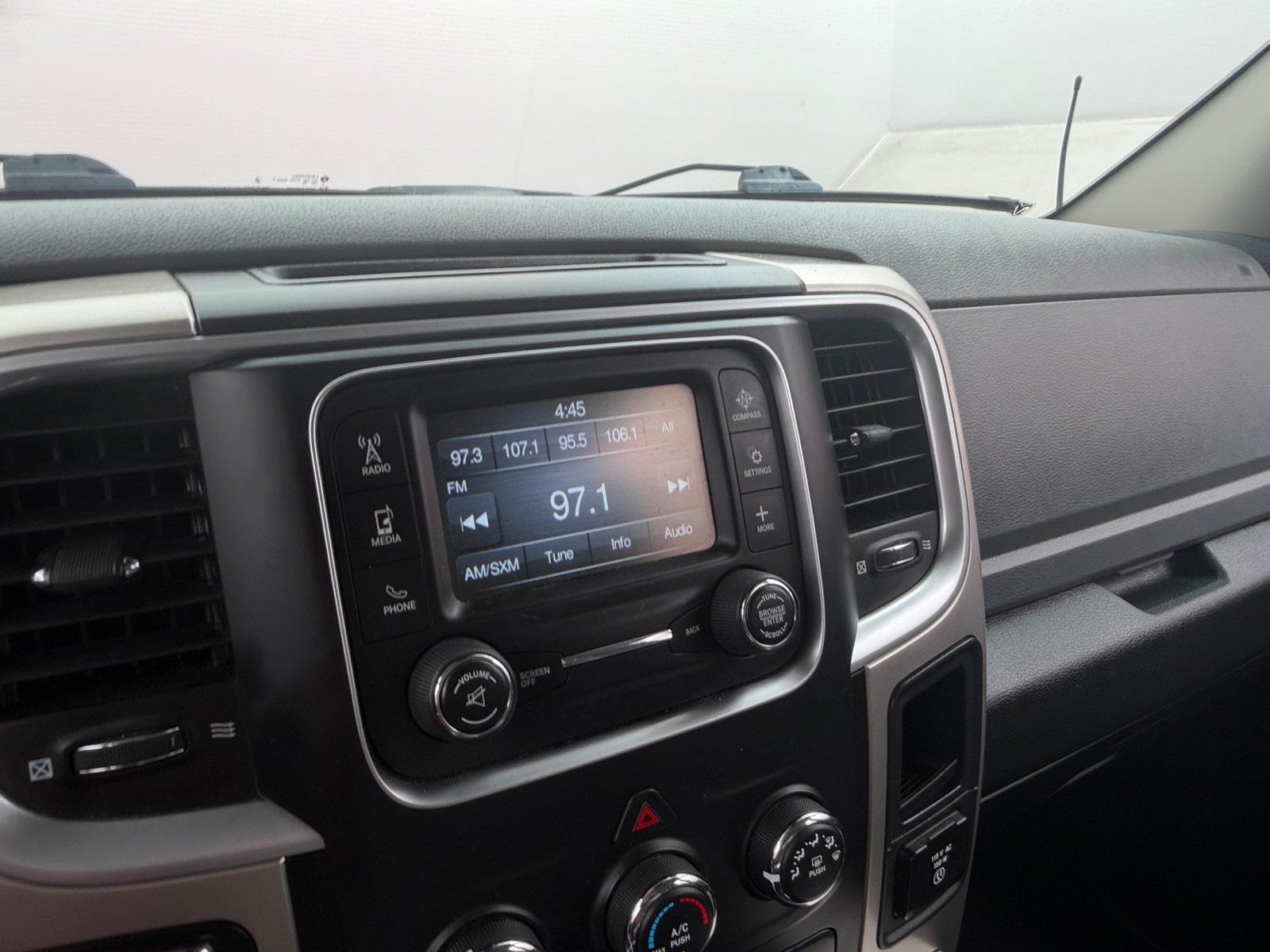 Thumbnail: 2019 RAM 1500 Classic - 4