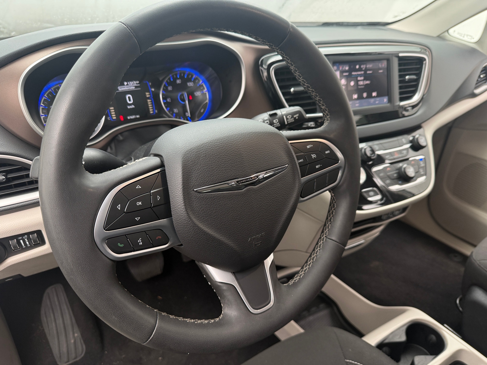Thumbnail: 2023 Chrysler Voyager - 5