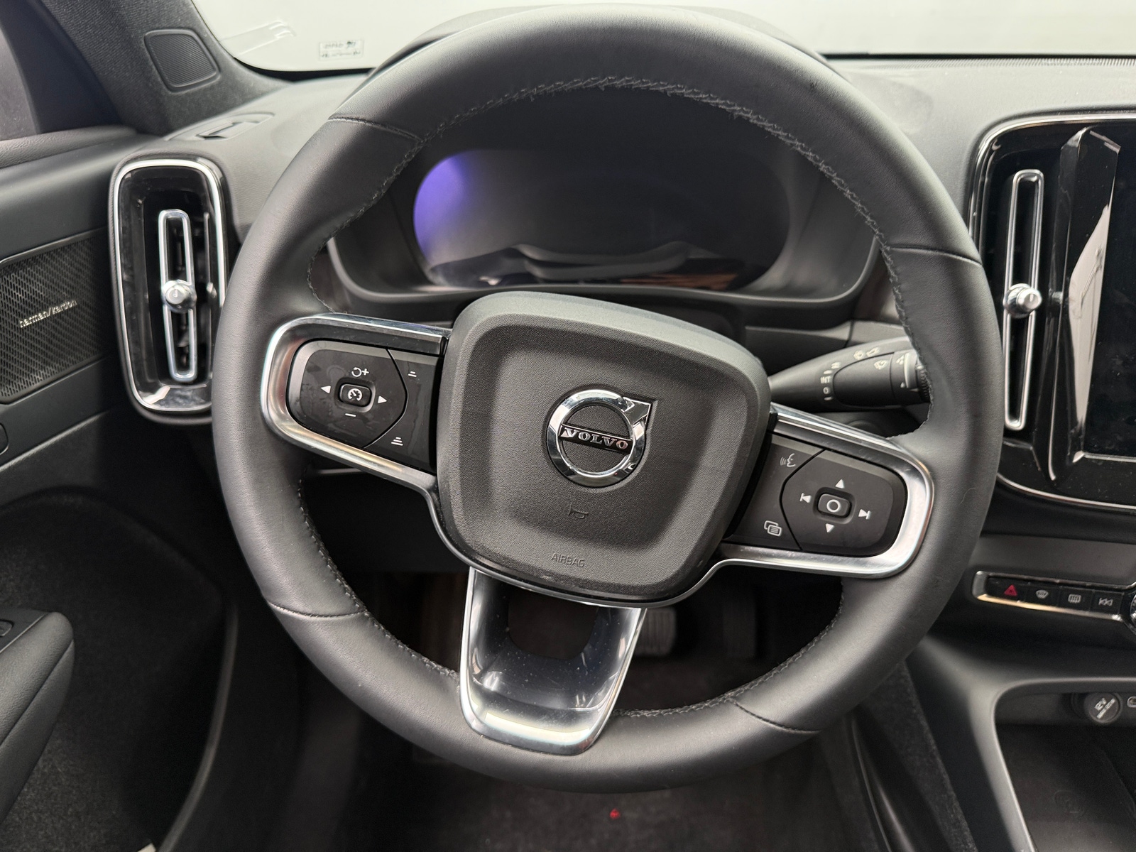 Thumbnail: 2023 Volvo C40 - 4