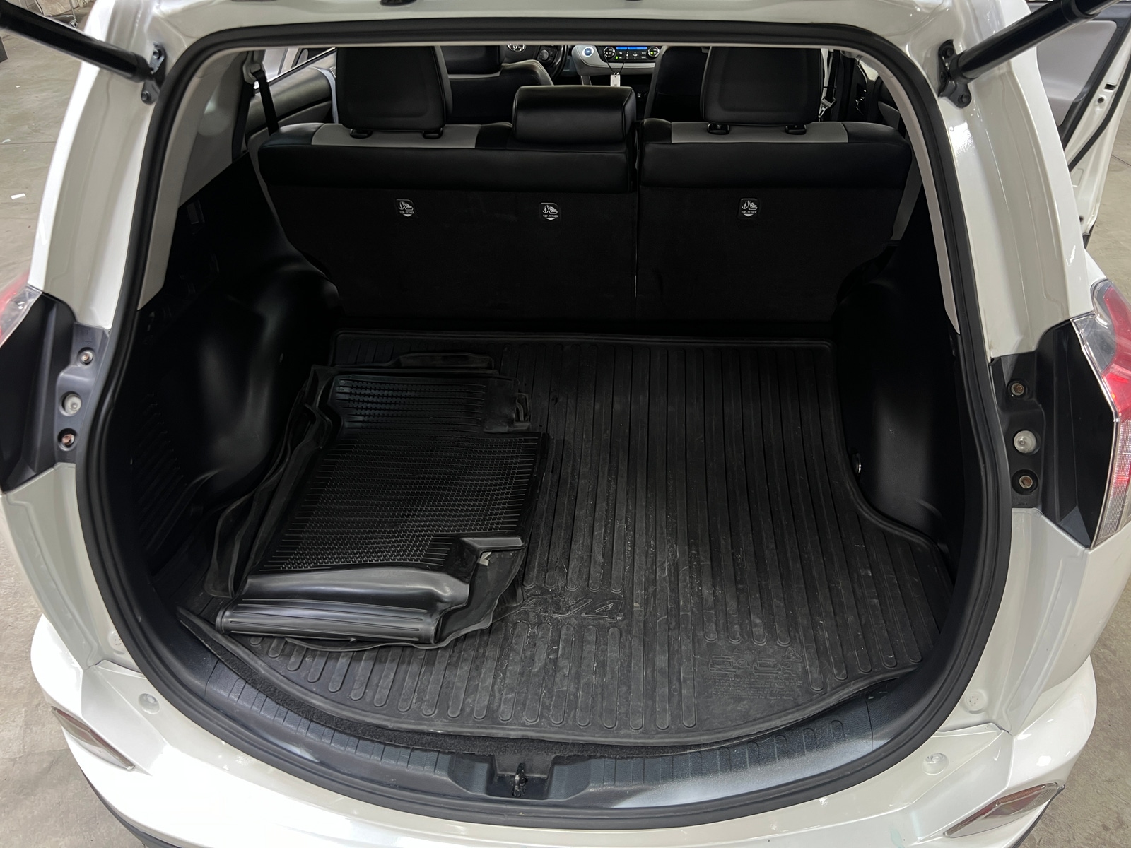Thumbnail: 2018 Toyota RAV4 - 6