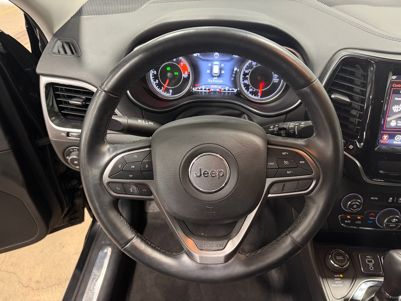 Thumbnail: 2019 Jeep Cherokee - 4