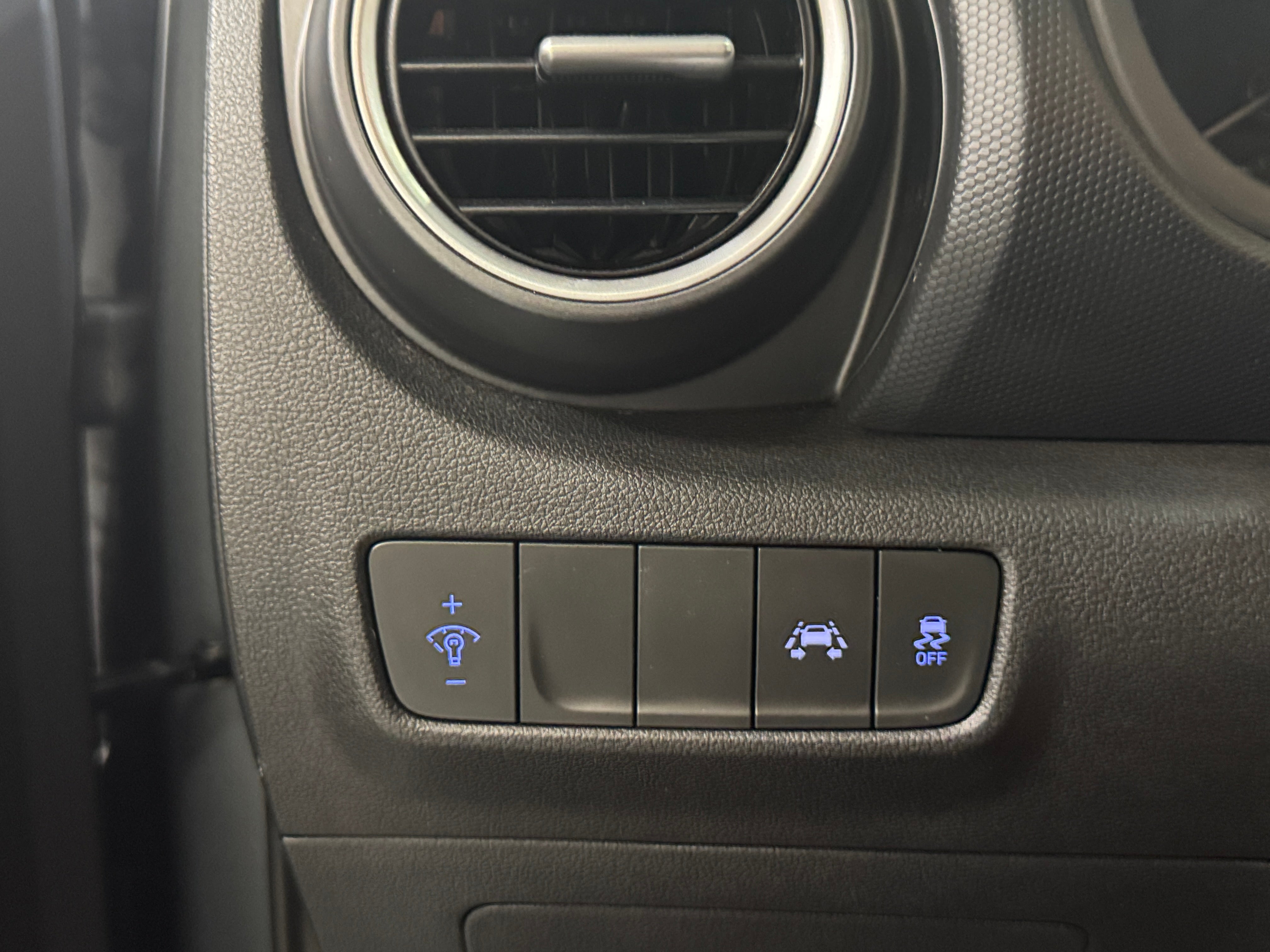 Used 2020 Hyundai Kona SE with VIN KM8K12AA7LU470334 for sale in Pewaukee, WI