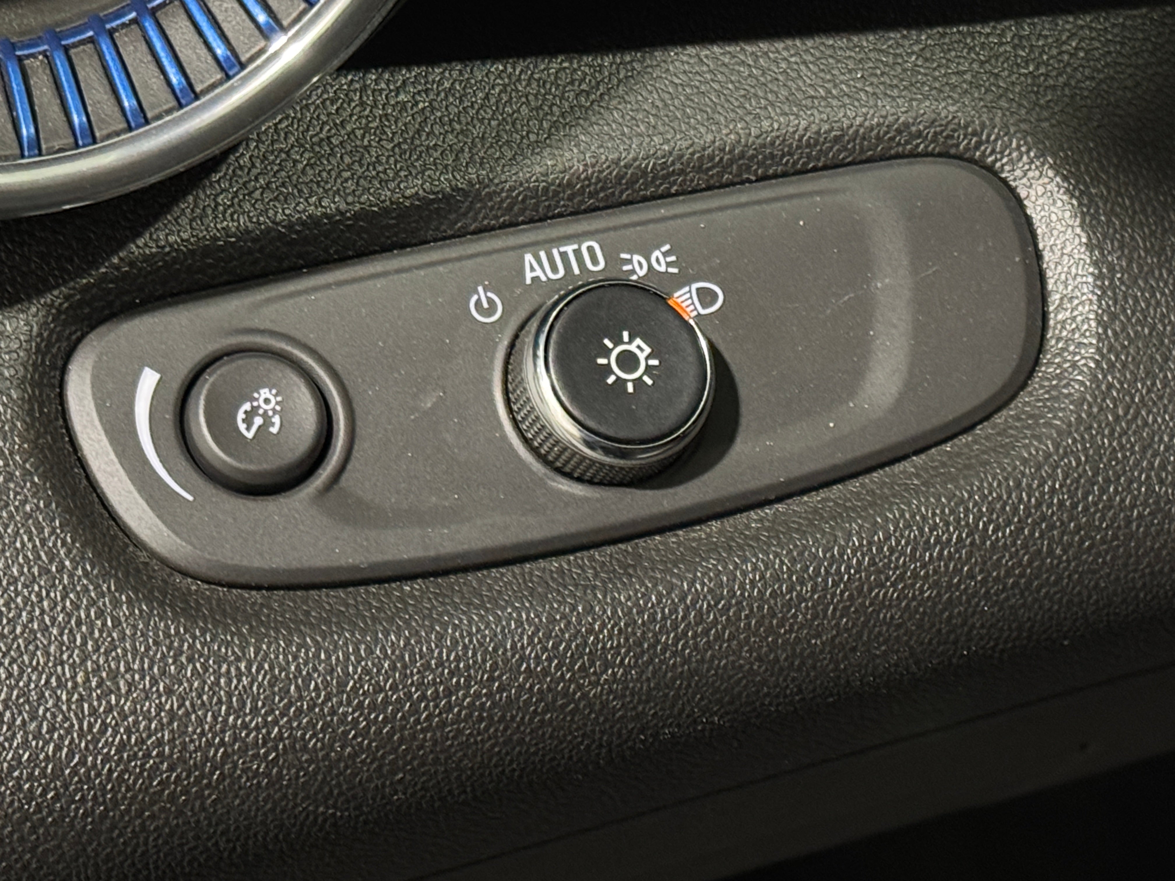 2025 Chevrolet Trax LT - Photo 10