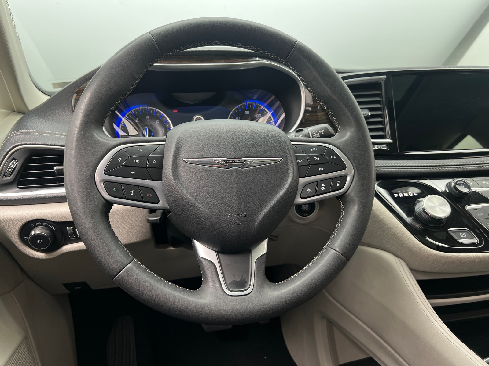 Thumbnail: 2023 Chrysler Pacifica - 4
