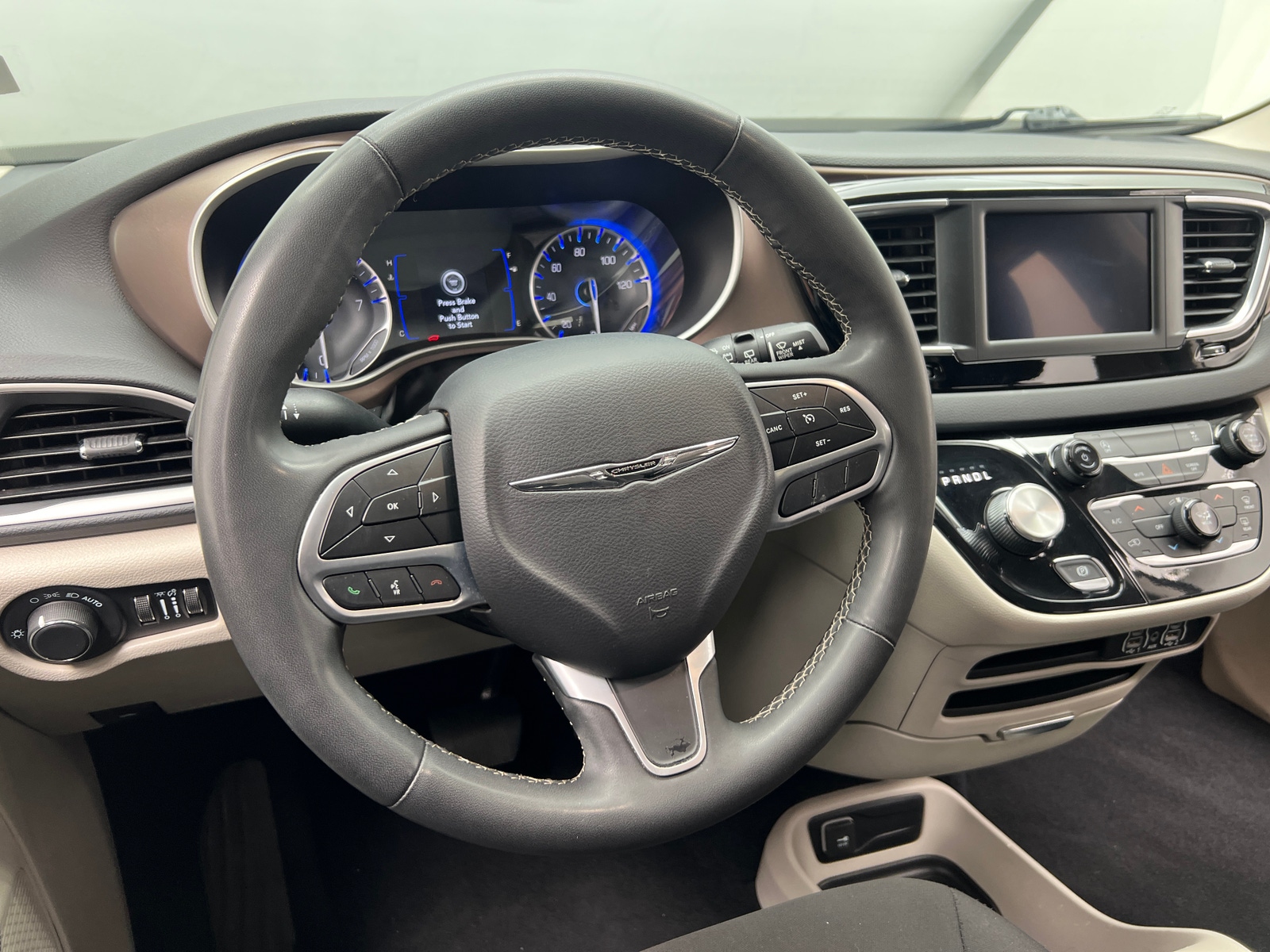 Thumbnail: 2023 Chrysler Voyager - 5