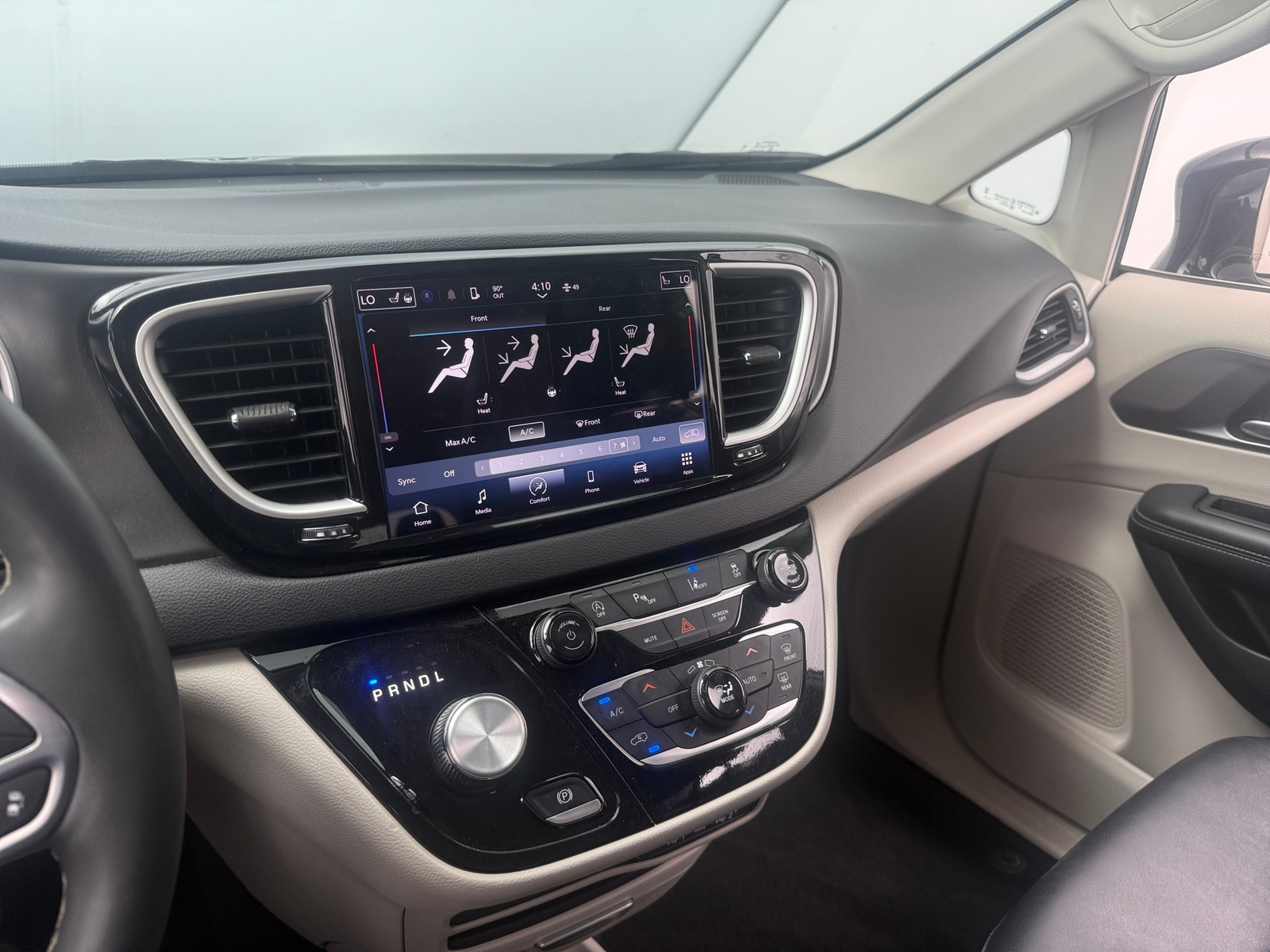Thumbnail: 2024 Chrysler Pacifica - 3