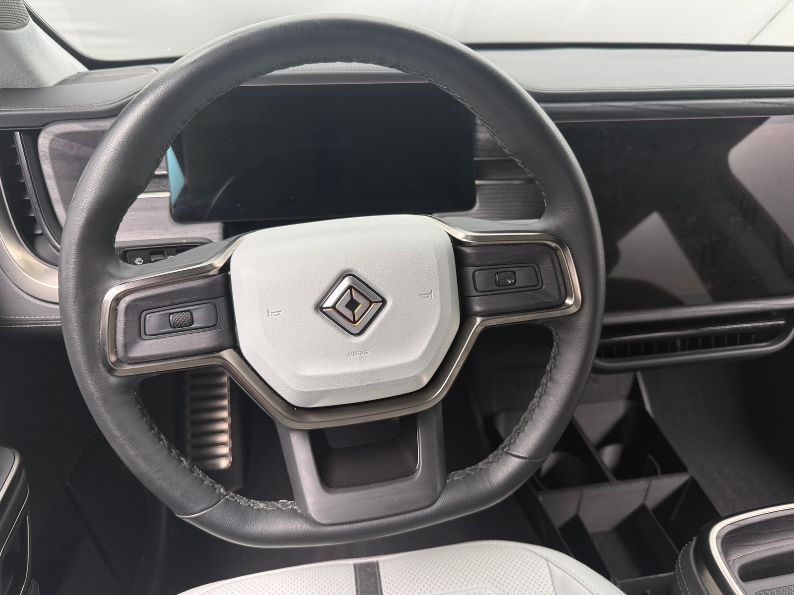 Thumbnail: 2024 Rivian R1T - 4