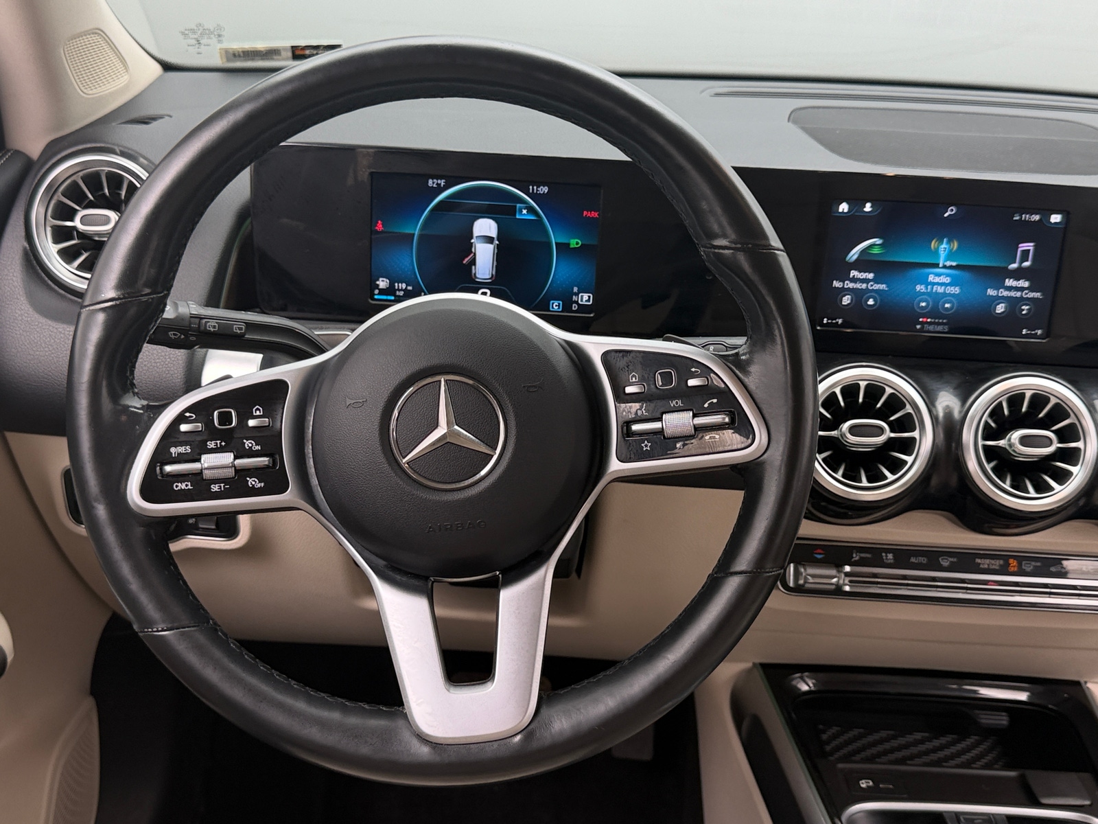 Thumbnail: 2020 Mercedes-Benz GLB - 4