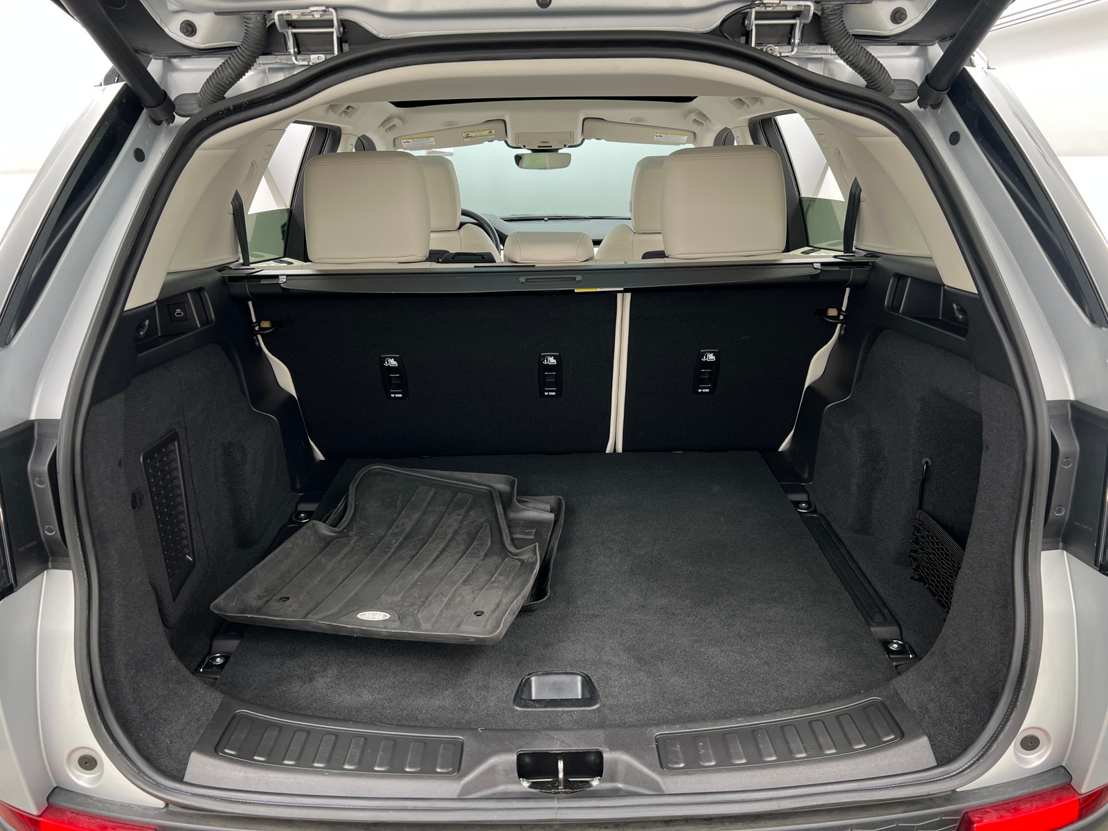 Thumbnail: 2023 Land Rover Discovery Sport - 6