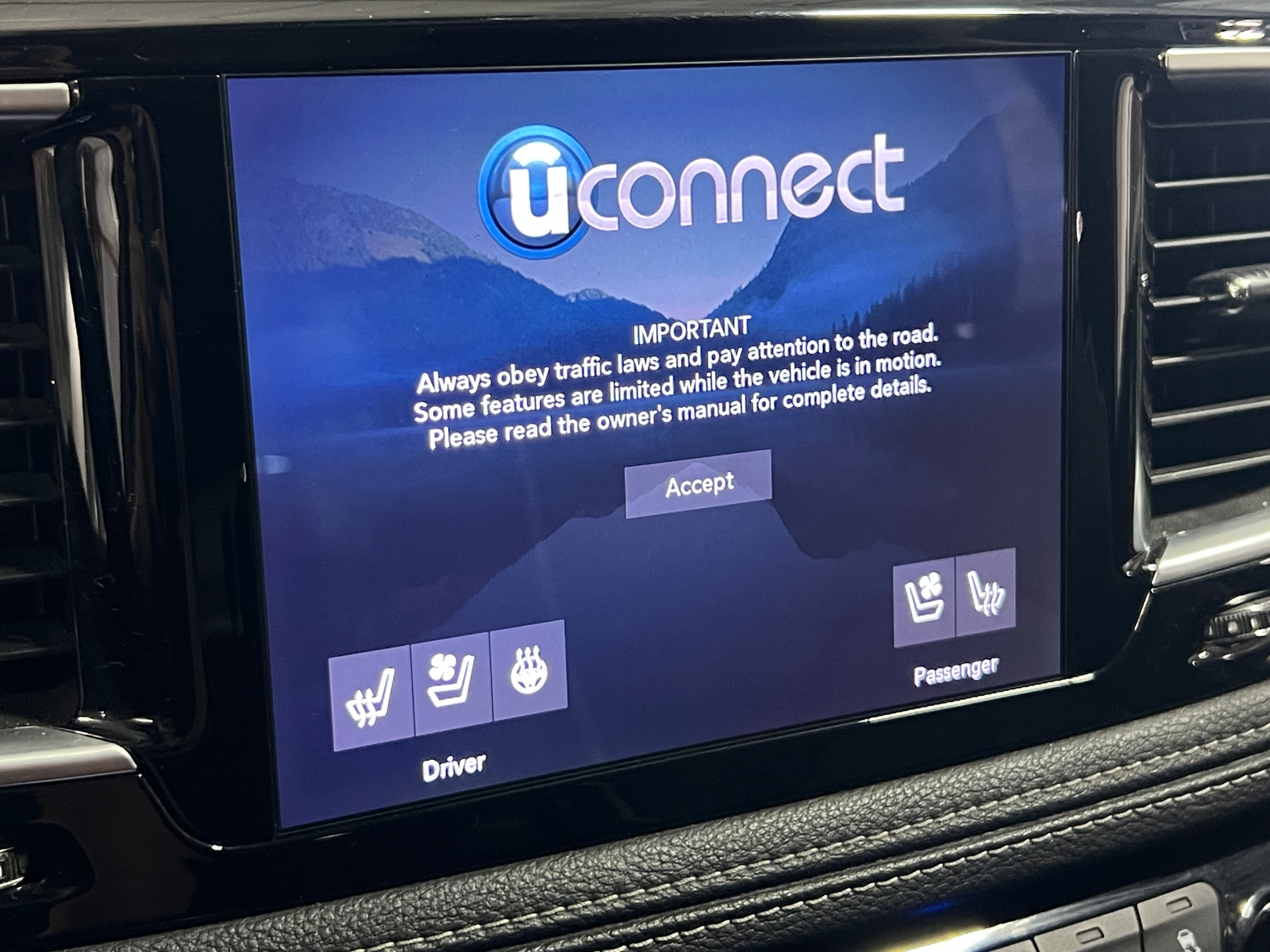 Thumbnail: 2019 Chrysler Pacifica - 3