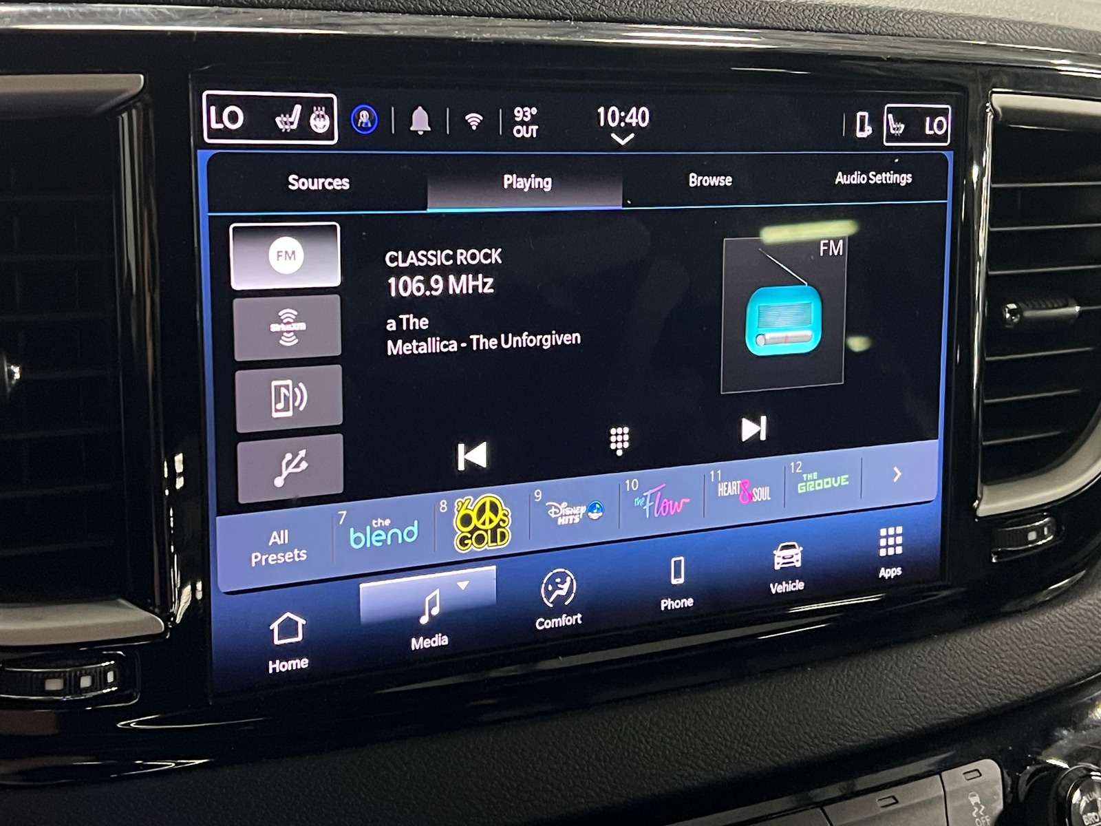 Thumbnail: 2025 Chrysler Pacifica - 3