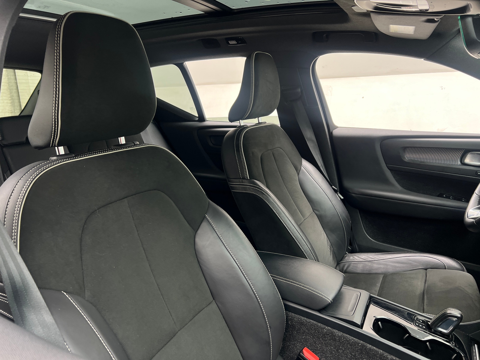 Thumbnail: 2022 Volvo XC40 - 2