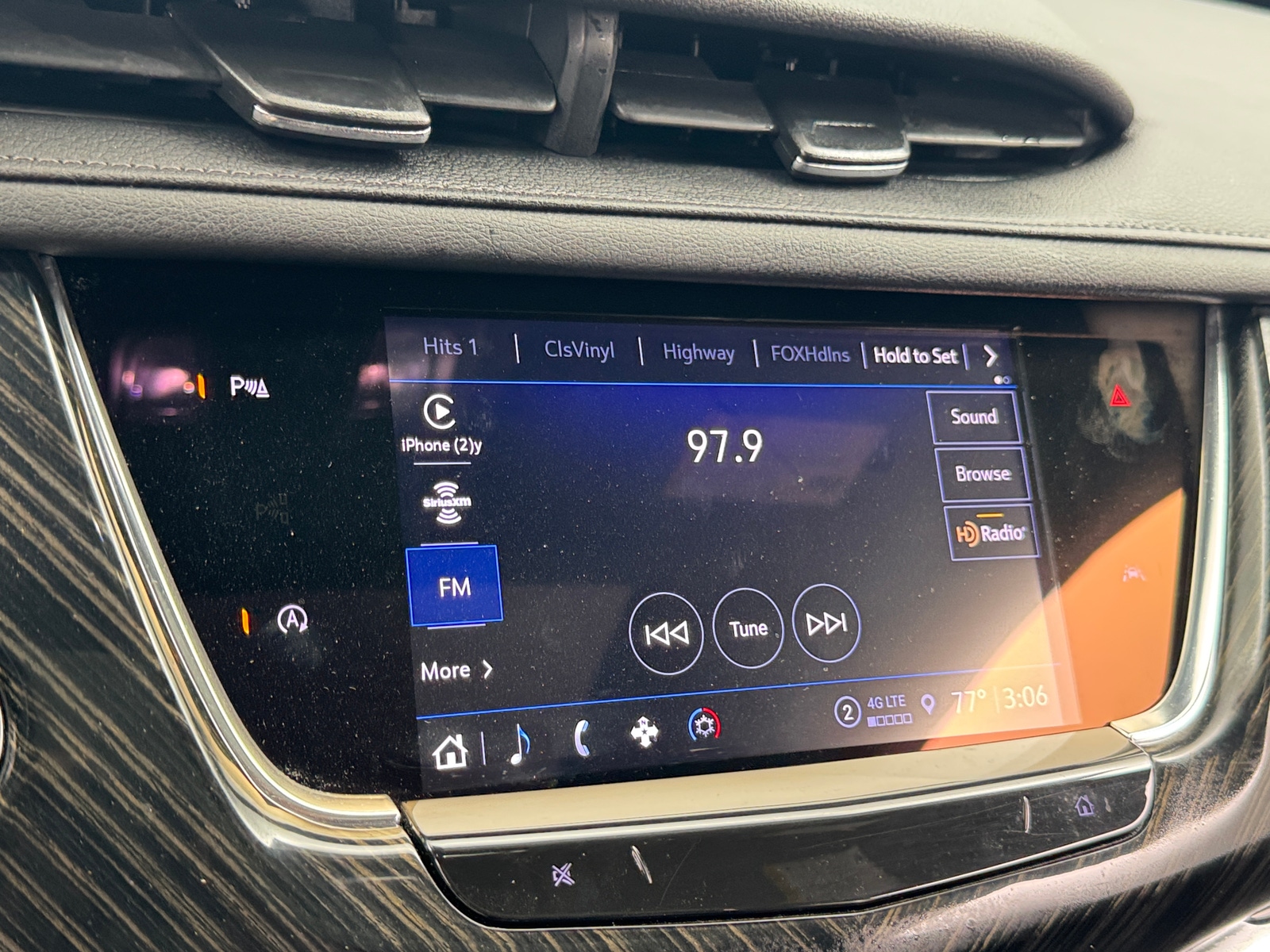 Thumbnail: 2022 Cadillac XT6 - 3