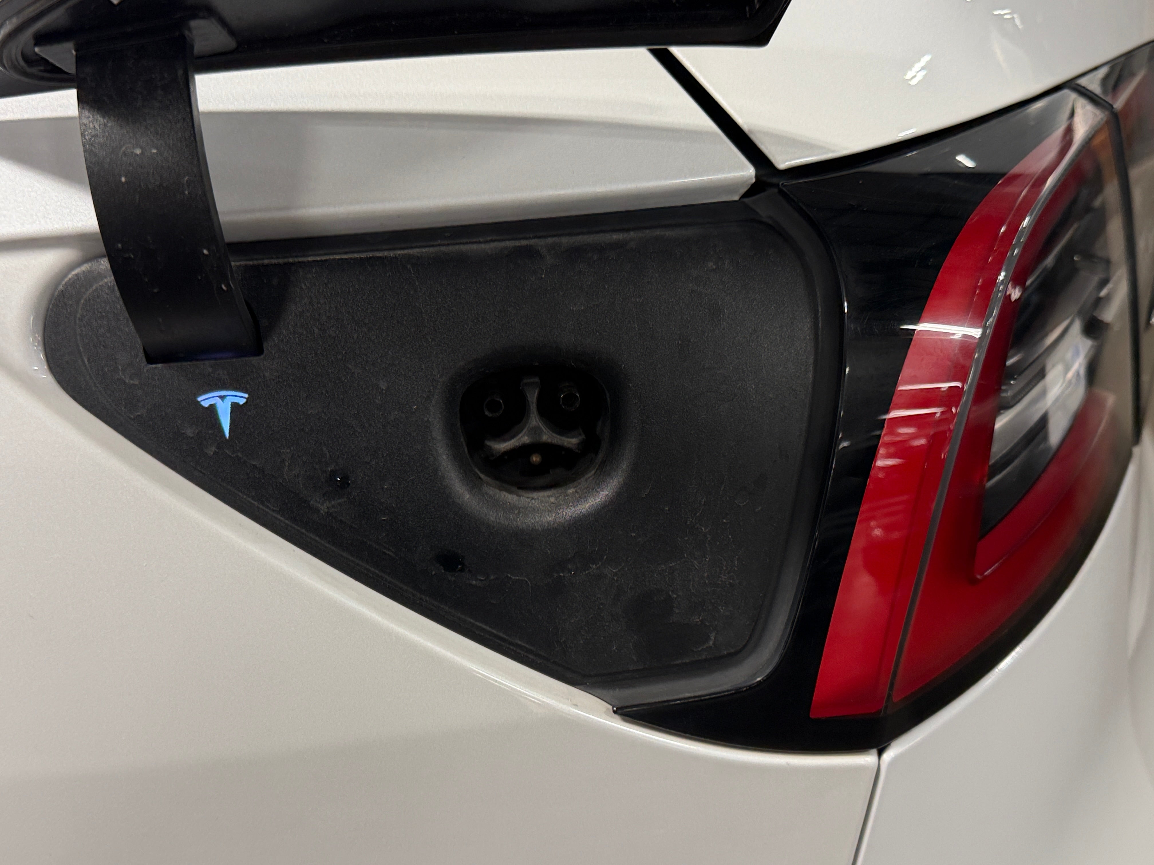 Used 2021 Tesla Model Y Standard Range with VIN 5YJYGDED0MF105517 for sale in Oak Creek, WI