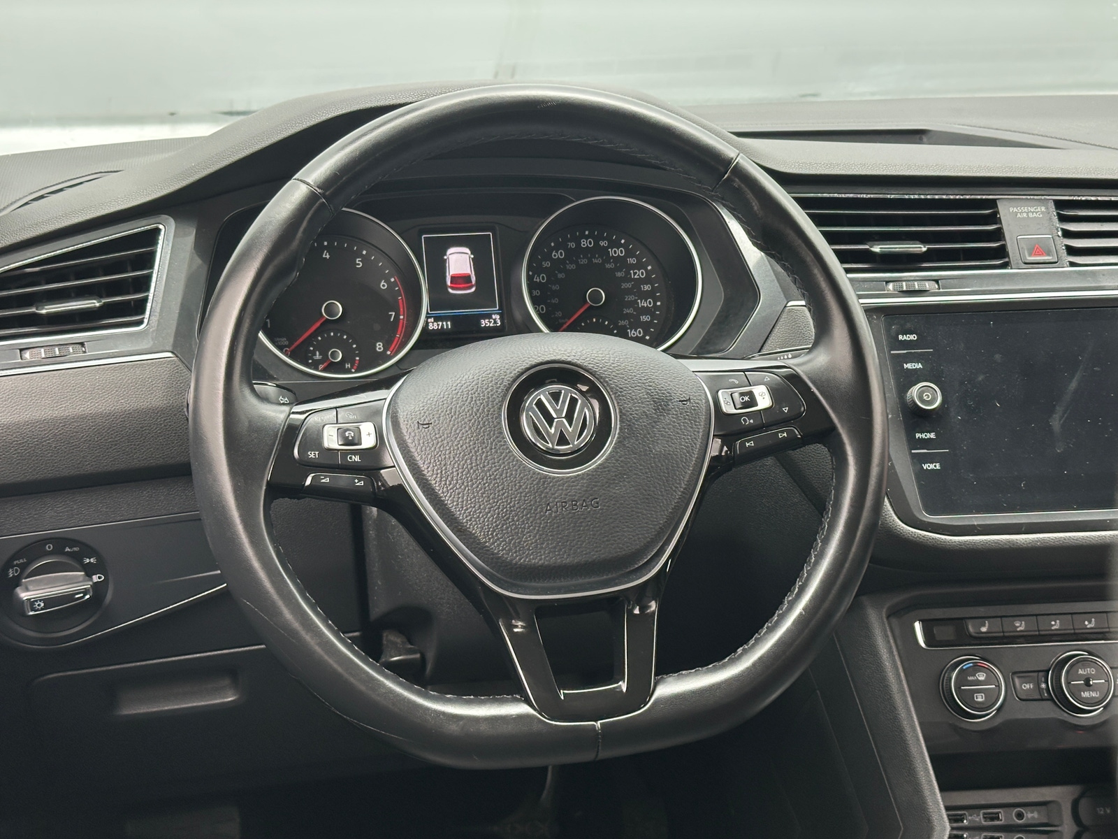 Thumbnail: 2018 Volkswagen Tiguan - 4