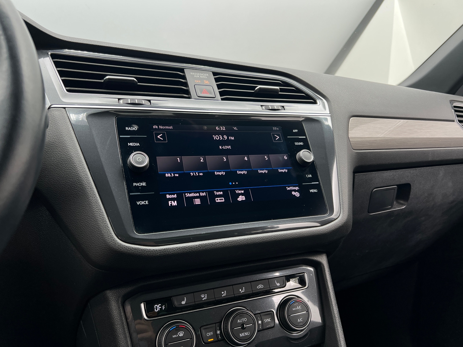 Thumbnail: 2020 Volkswagen Tiguan - 3