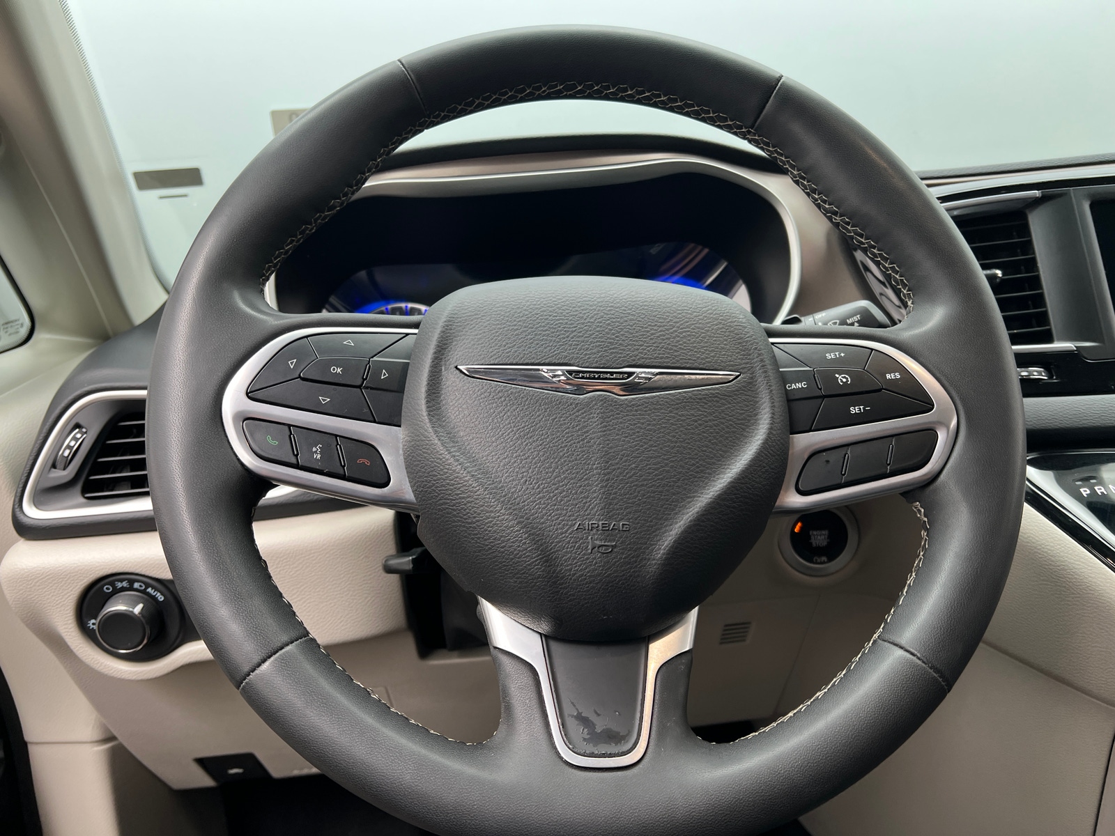 Thumbnail: 2023 Chrysler Voyager - 5