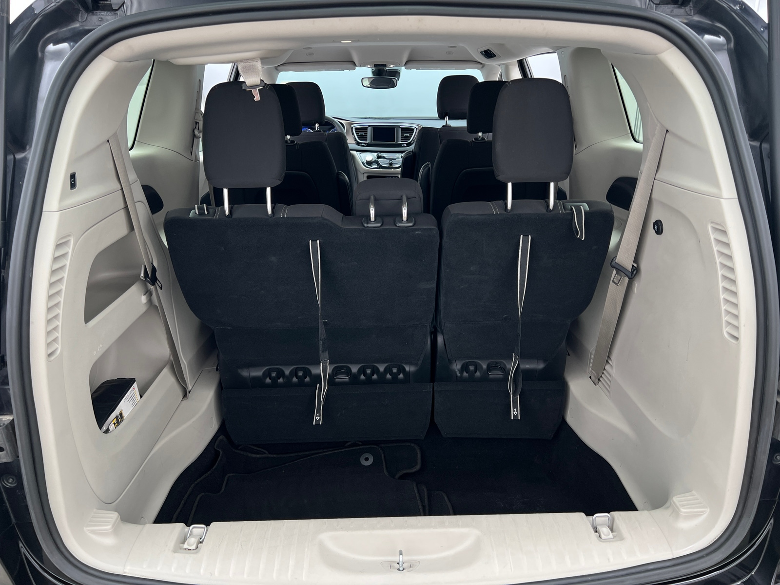 Thumbnail: 2023 Chrysler Voyager - 7